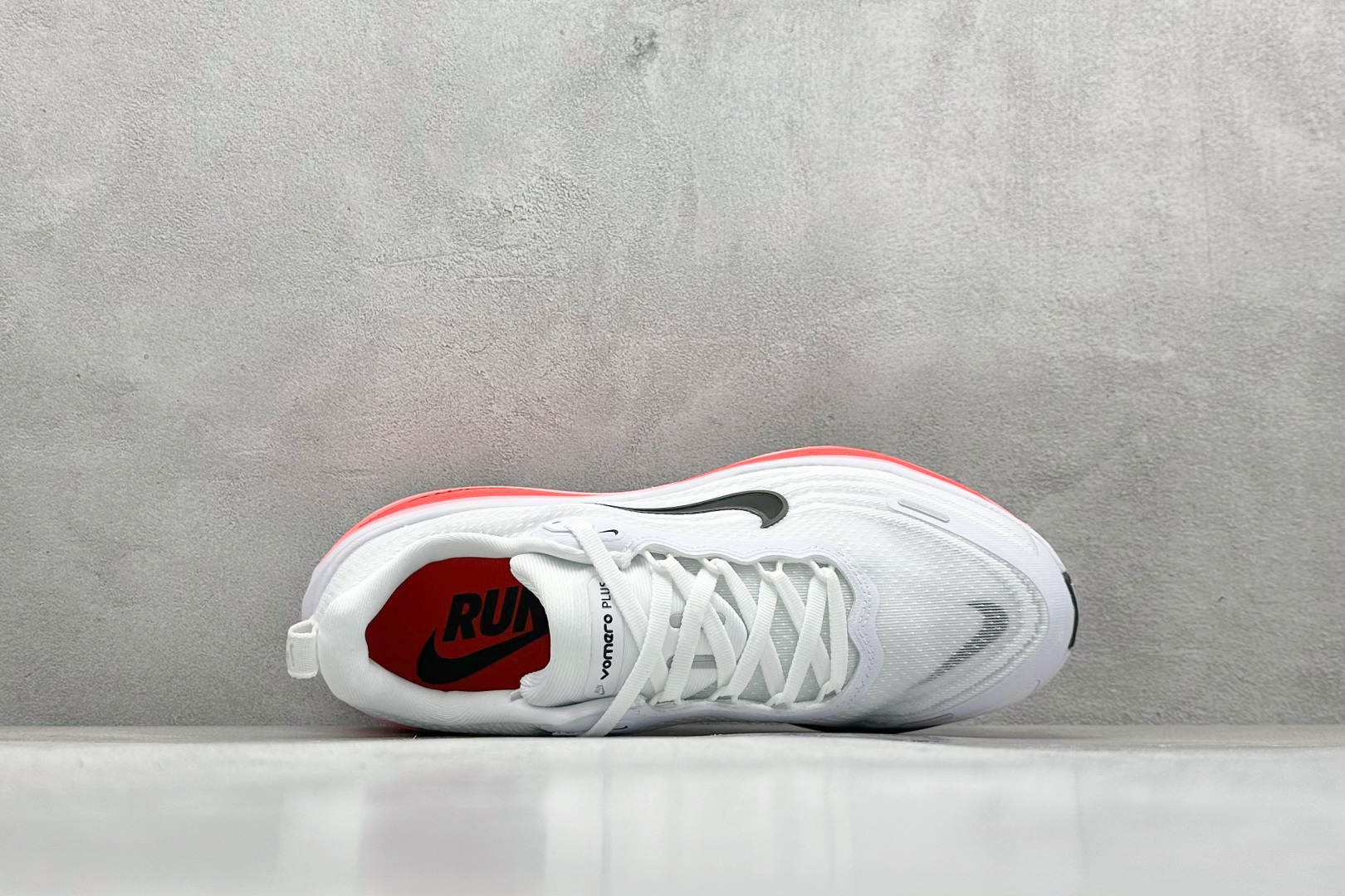 Nike Air Zoom Vomero PLUS 全新科技提前原鞋开发 运动跑鞋  HV8150-100