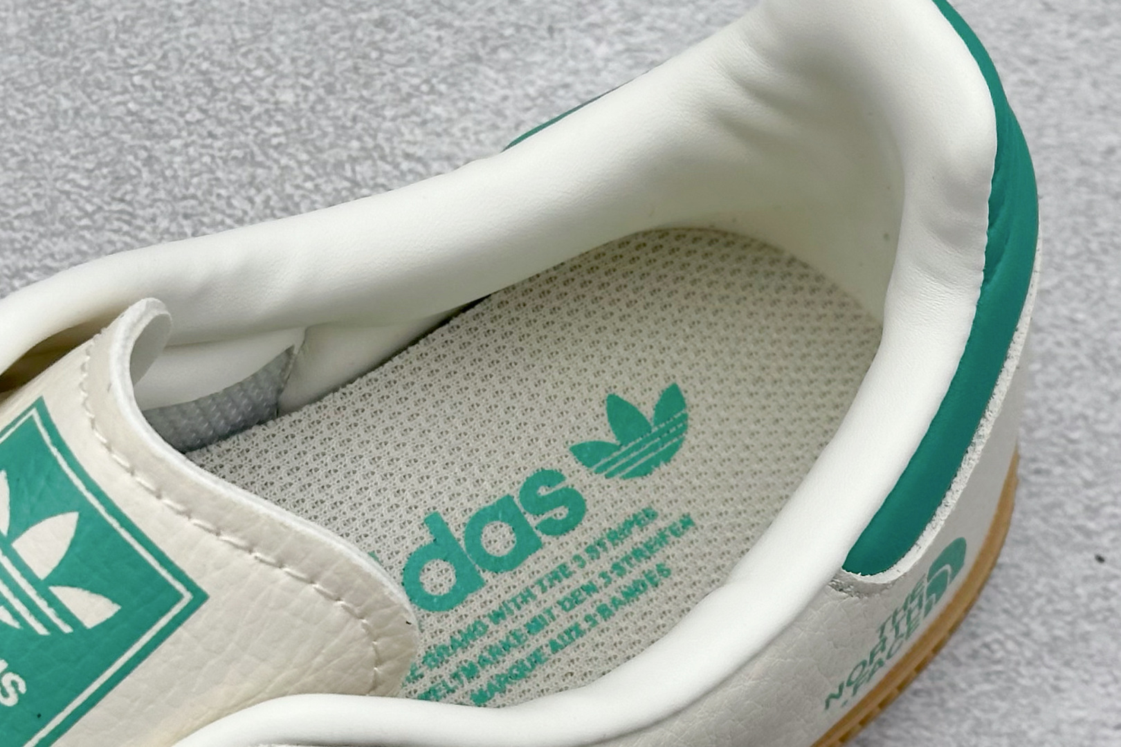adidoriginals Samba OG x The North Face 绿白 桑巴舞系列复古经典轻便板鞋  XR0012