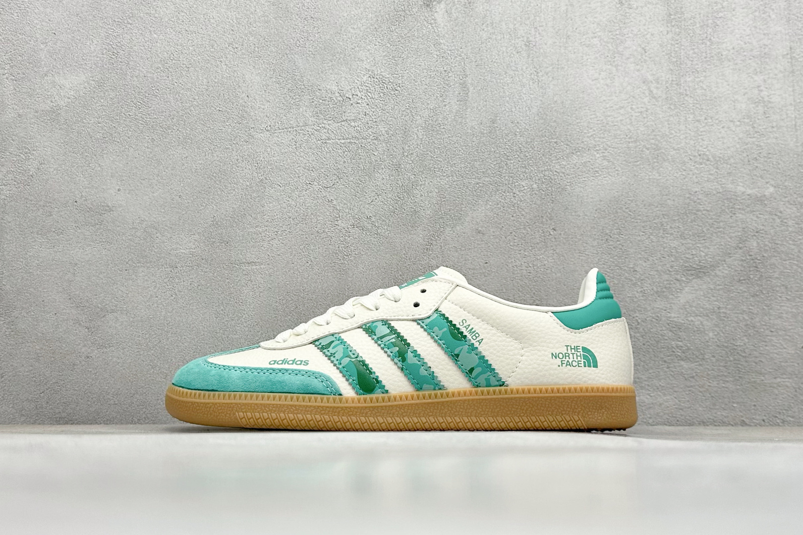 adidoriginals Samba OG x The North Face 绿白 桑巴舞系列复古经典轻便板鞋  XR0012