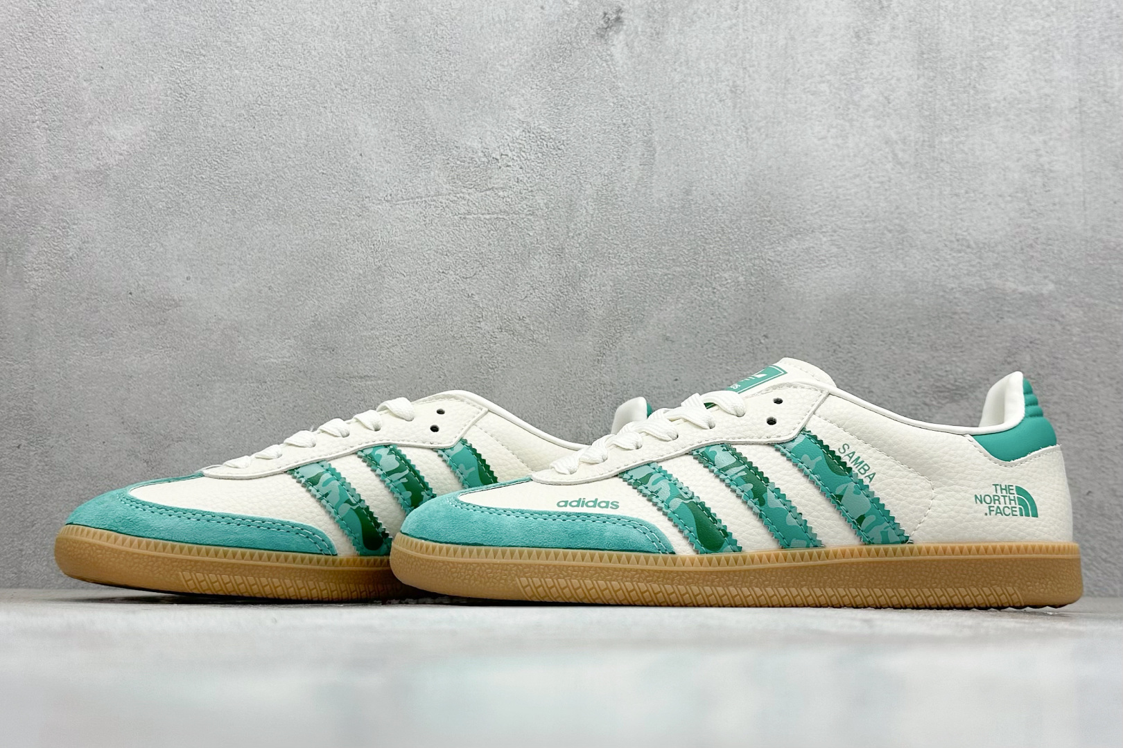 adidoriginals Samba OG x The North Face 绿白 桑巴舞系列复古经典轻便板鞋  XR0012