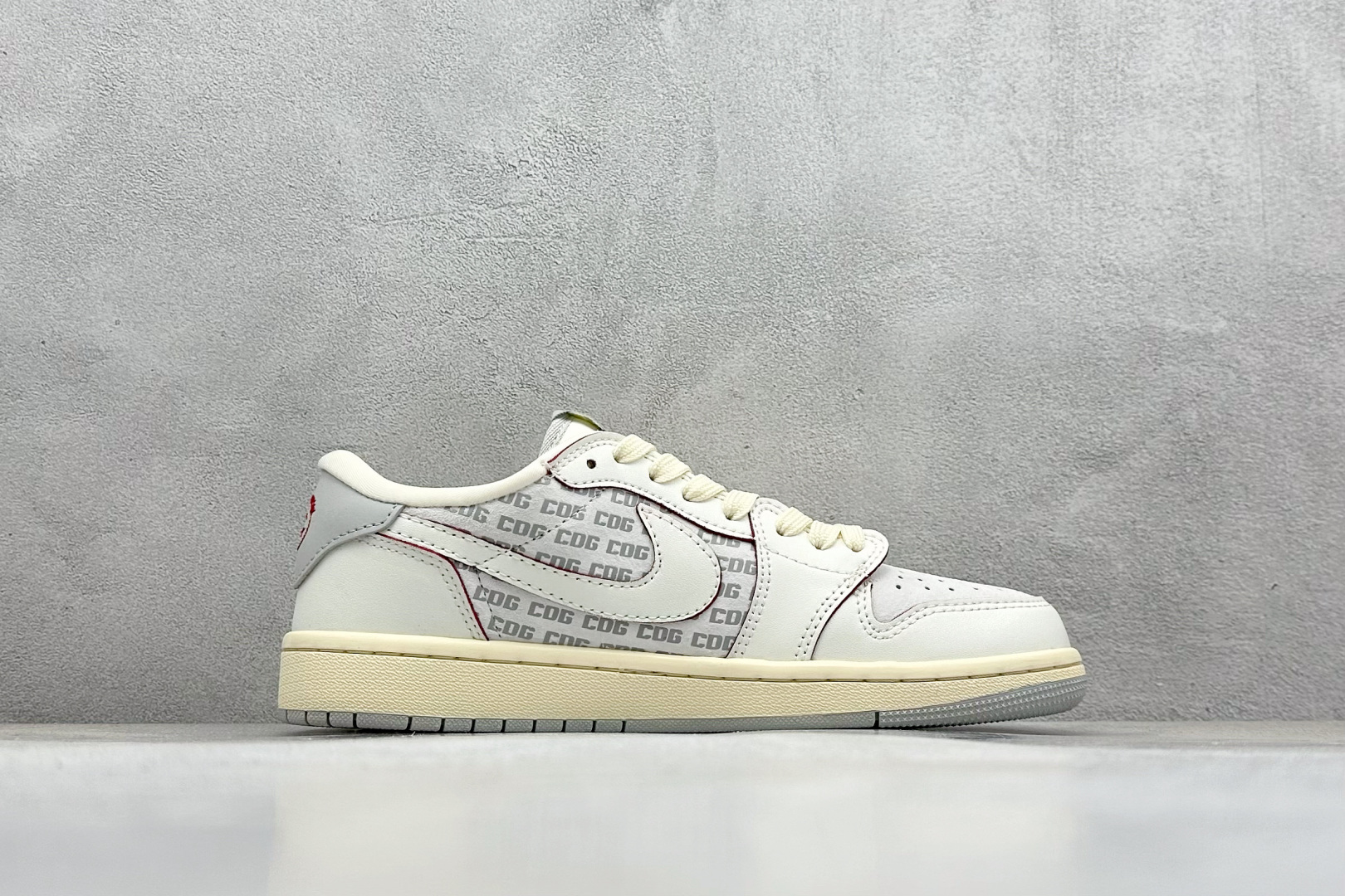 图片[2]-福利特价  Travis Scott x Fragment Design x Air Jordan 1 Low OG SP AJ1 乔1 北面联名 米白透心红 低帮文化休闲板鞋  #多方联名合作融合了Travis Scott 独特的音乐风格，藤原浩个性的设计风格以及Jordan品牌的经典元素 使其成为一双具有独特身份和价值的鞋子 清新而立体的外观加上联名标识更突出了其独特身份 这种配色方案显示出活力和时尚感 在视觉上引人注目 鞋身的质感和细腻的细节处理使其显得高端而格调十足 这款“倒钩”联名是设计与创意完美结合 融合多方的个性风格是一款备受瞩目的潮流鞋款 货号：AG3702-808  尺码：36 36.5 37.5 38 38.5 39 40 40.5 41 42 42.5 43 44 44.5 45-选品中心
