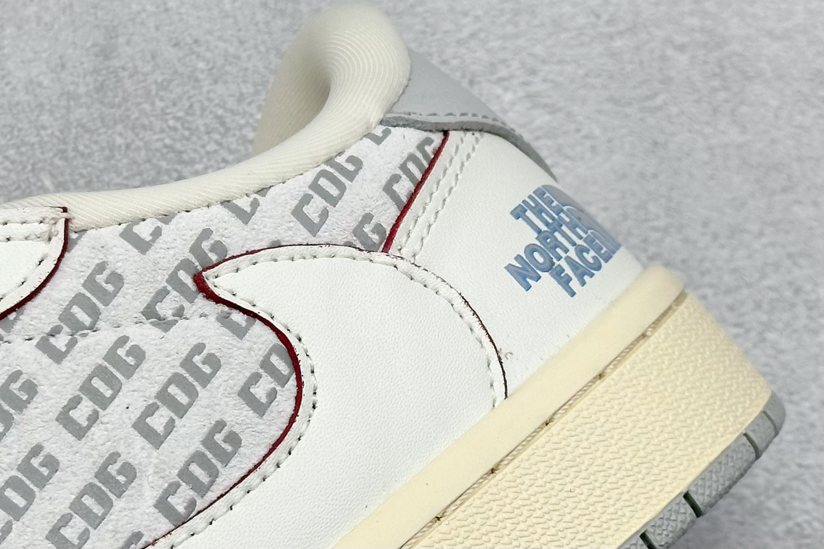 图片[9]-福利特价  Travis Scott x Fragment Design x Air Jordan 1 Low OG SP AJ1 乔1 北面联名 米白透心红 低帮文化休闲板鞋  #多方联名合作融合了Travis Scott 独特的音乐风格，藤原浩个性的设计风格以及Jordan品牌的经典元素 使其成为一双具有独特身份和价值的鞋子 清新而立体的外观加上联名标识更突出了其独特身份 这种配色方案显示出活力和时尚感 在视觉上引人注目 鞋身的质感和细腻的细节处理使其显得高端而格调十足 这款“倒钩”联名是设计与创意完美结合 融合多方的个性风格是一款备受瞩目的潮流鞋款 货号：AG3702-808  尺码：36 36.5 37.5 38 38.5 39 40 40.5 41 42 42.5 43 44 44.5 45-选品中心