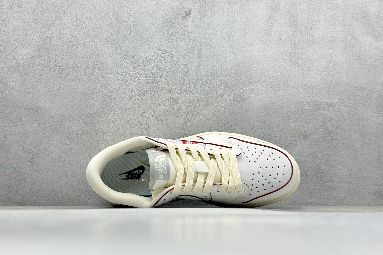 图片[3]-福利特价  Travis Scott x Fragment Design x Air Jordan 1 Low OG SP AJ1 乔1 北面联名 米白透心红 低帮文化休闲板鞋  #多方联名合作融合了Travis Scott 独特的音乐风格，藤原浩个性的设计风格以及Jordan品牌的经典元素 使其成为一双具有独特身份和价值的鞋子 清新而立体的外观加上联名标识更突出了其独特身份 这种配色方案显示出活力和时尚感 在视觉上引人注目 鞋身的质感和细腻的细节处理使其显得高端而格调十足 这款“倒钩”联名是设计与创意完美结合 融合多方的个性风格是一款备受瞩目的潮流鞋款 货号：AG3702-808  尺码：36 36.5 37.5 38 38.5 39 40 40.5 41 42 42.5 43 44 44.5 45-选品中心