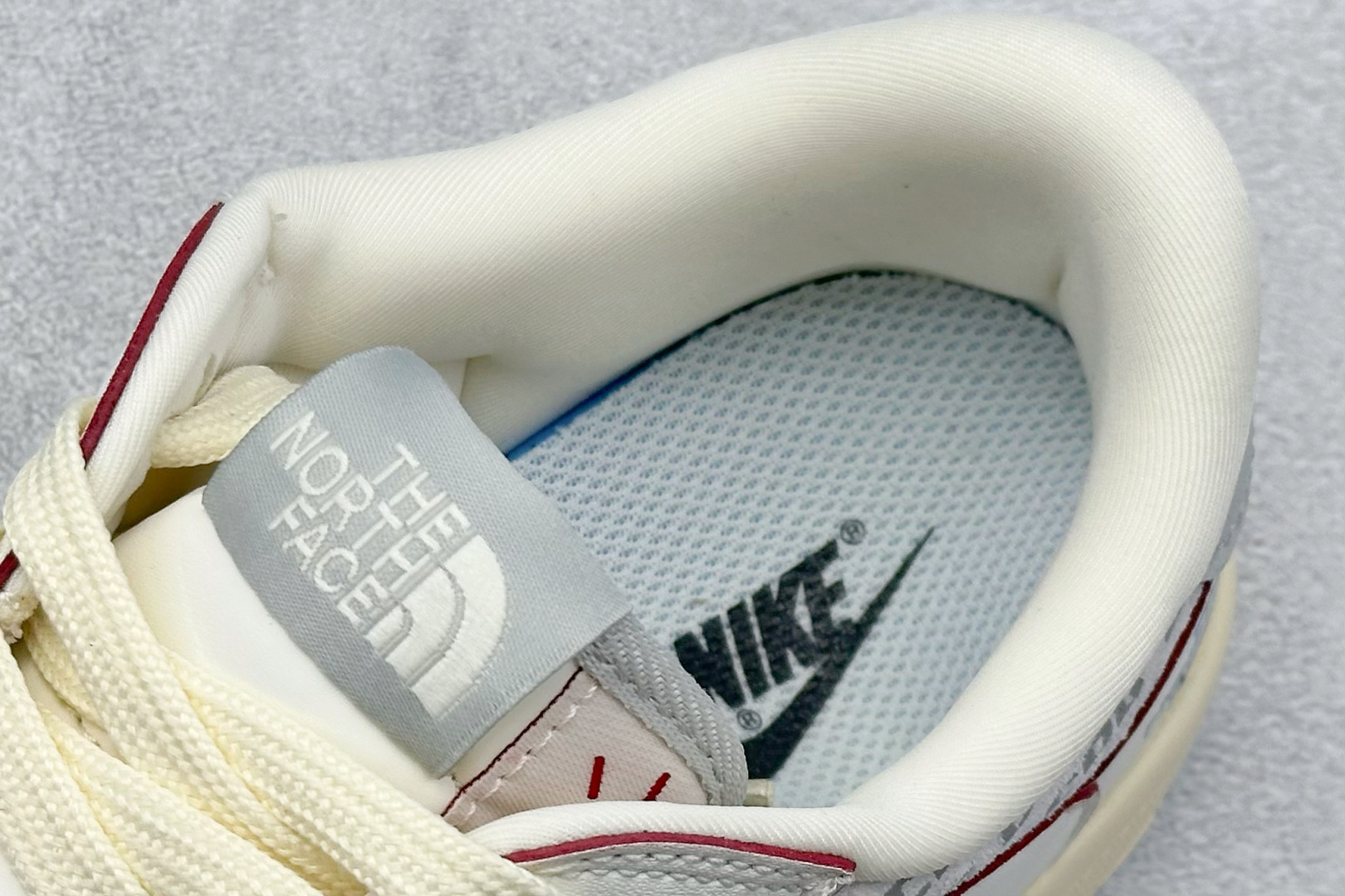 图片[8]-福利特价  Travis Scott x Fragment Design x Air Jordan 1 Low OG SP AJ1 乔1 北面联名 米白透心红 低帮文化休闲板鞋  #多方联名合作融合了Travis Scott 独特的音乐风格，藤原浩个性的设计风格以及Jordan品牌的经典元素 使其成为一双具有独特身份和价值的鞋子 清新而立体的外观加上联名标识更突出了其独特身份 这种配色方案显示出活力和时尚感 在视觉上引人注目 鞋身的质感和细腻的细节处理使其显得高端而格调十足 这款“倒钩”联名是设计与创意完美结合 融合多方的个性风格是一款备受瞩目的潮流鞋款 货号：AG3702-808  尺码：36 36.5 37.5 38 38.5 39 40 40.5 41 42 42.5 43 44 44.5 45-选品中心