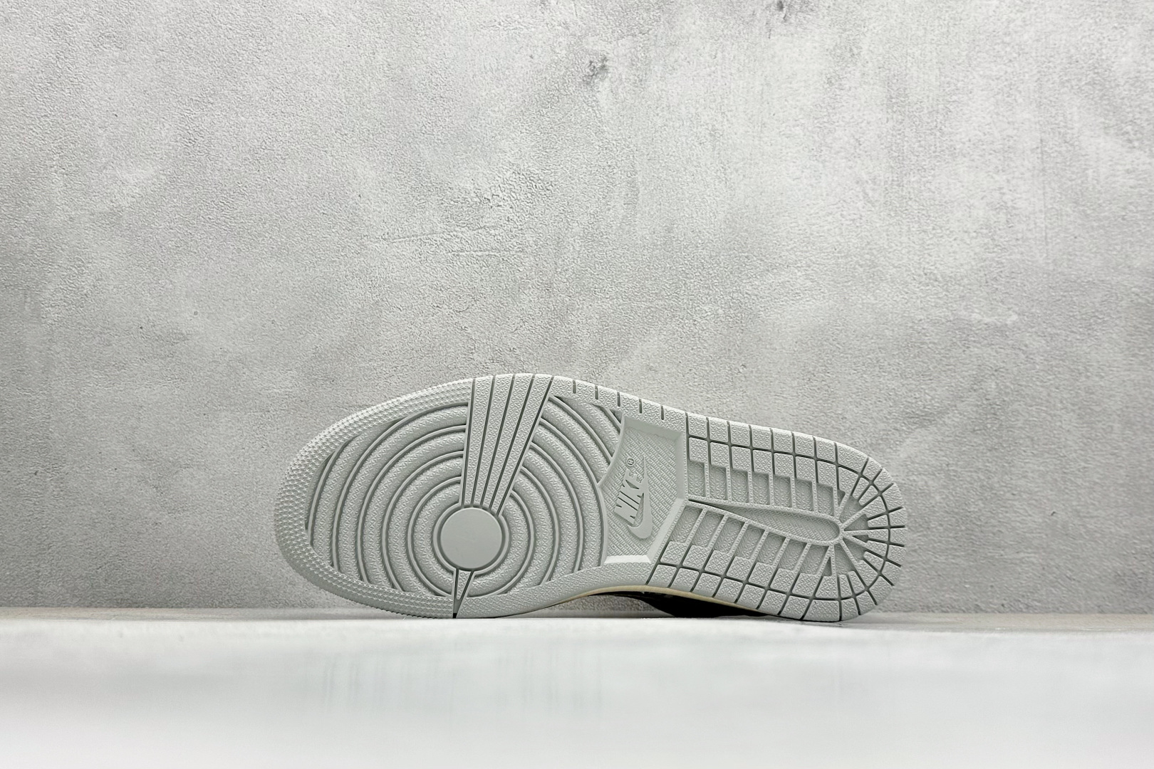 图片[4]-福利特价  Travis Scott x Fragment Design x Air Jordan 1 Low OG SP AJ1 乔1 北面联名 米白透心红 低帮文化休闲板鞋  #多方联名合作融合了Travis Scott 独特的音乐风格，藤原浩个性的设计风格以及Jordan品牌的经典元素 使其成为一双具有独特身份和价值的鞋子 清新而立体的外观加上联名标识更突出了其独特身份 这种配色方案显示出活力和时尚感 在视觉上引人注目 鞋身的质感和细腻的细节处理使其显得高端而格调十足 这款“倒钩”联名是设计与创意完美结合 融合多方的个性风格是一款备受瞩目的潮流鞋款 货号：AG3702-808  尺码：36 36.5 37.5 38 38.5 39 40 40.5 41 42 42.5 43 44 44.5 45-选品中心