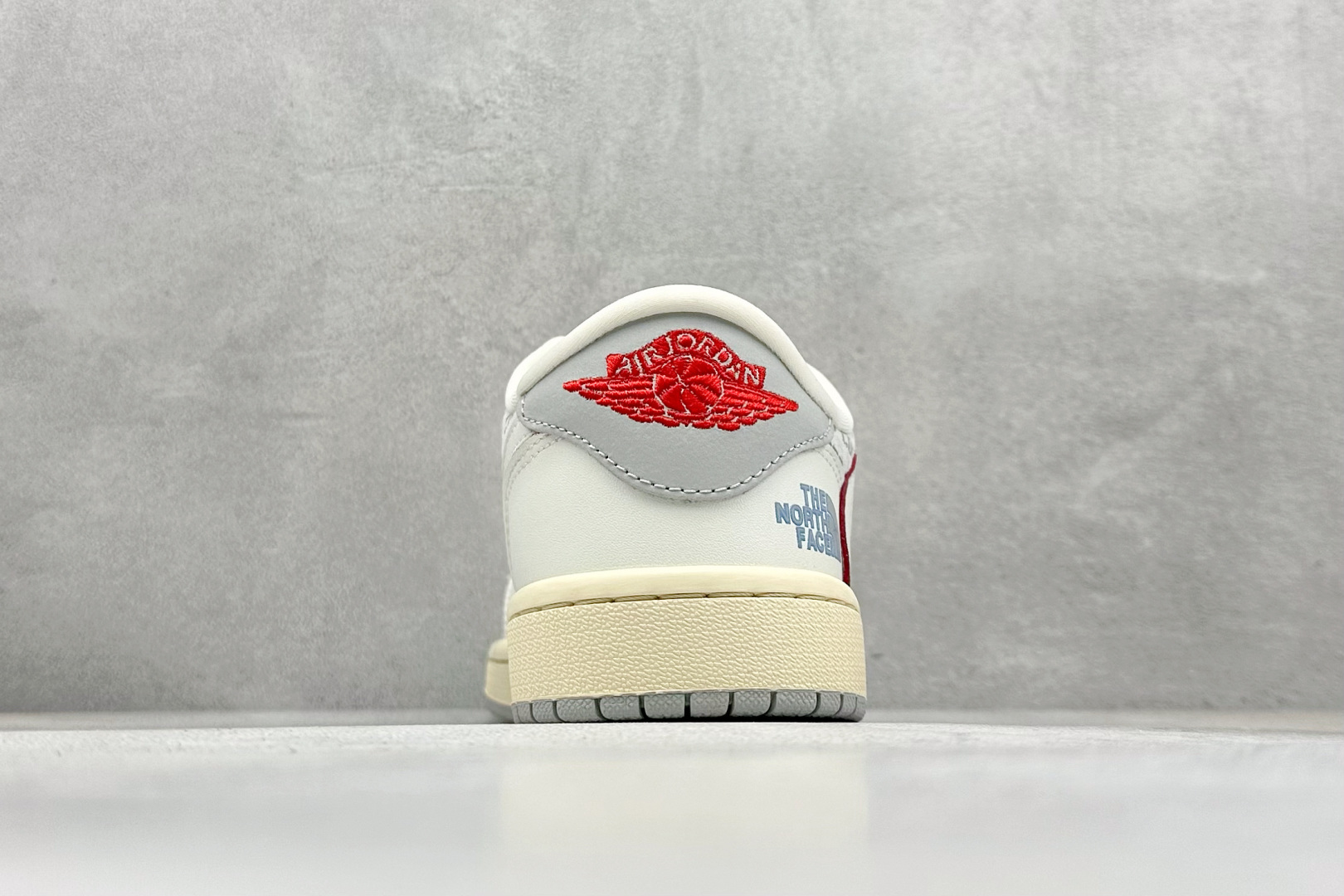 图片[6]-福利特价  Travis Scott x Fragment Design x Air Jordan 1 Low OG SP AJ1 乔1 北面联名 米白透心红 低帮文化休闲板鞋  #多方联名合作融合了Travis Scott 独特的音乐风格，藤原浩个性的设计风格以及Jordan品牌的经典元素 使其成为一双具有独特身份和价值的鞋子 清新而立体的外观加上联名标识更突出了其独特身份 这种配色方案显示出活力和时尚感 在视觉上引人注目 鞋身的质感和细腻的细节处理使其显得高端而格调十足 这款“倒钩”联名是设计与创意完美结合 融合多方的个性风格是一款备受瞩目的潮流鞋款 货号：AG3702-808  尺码：36 36.5 37.5 38 38.5 39 40 40.5 41 42 42.5 43 44 44.5 45-选品中心