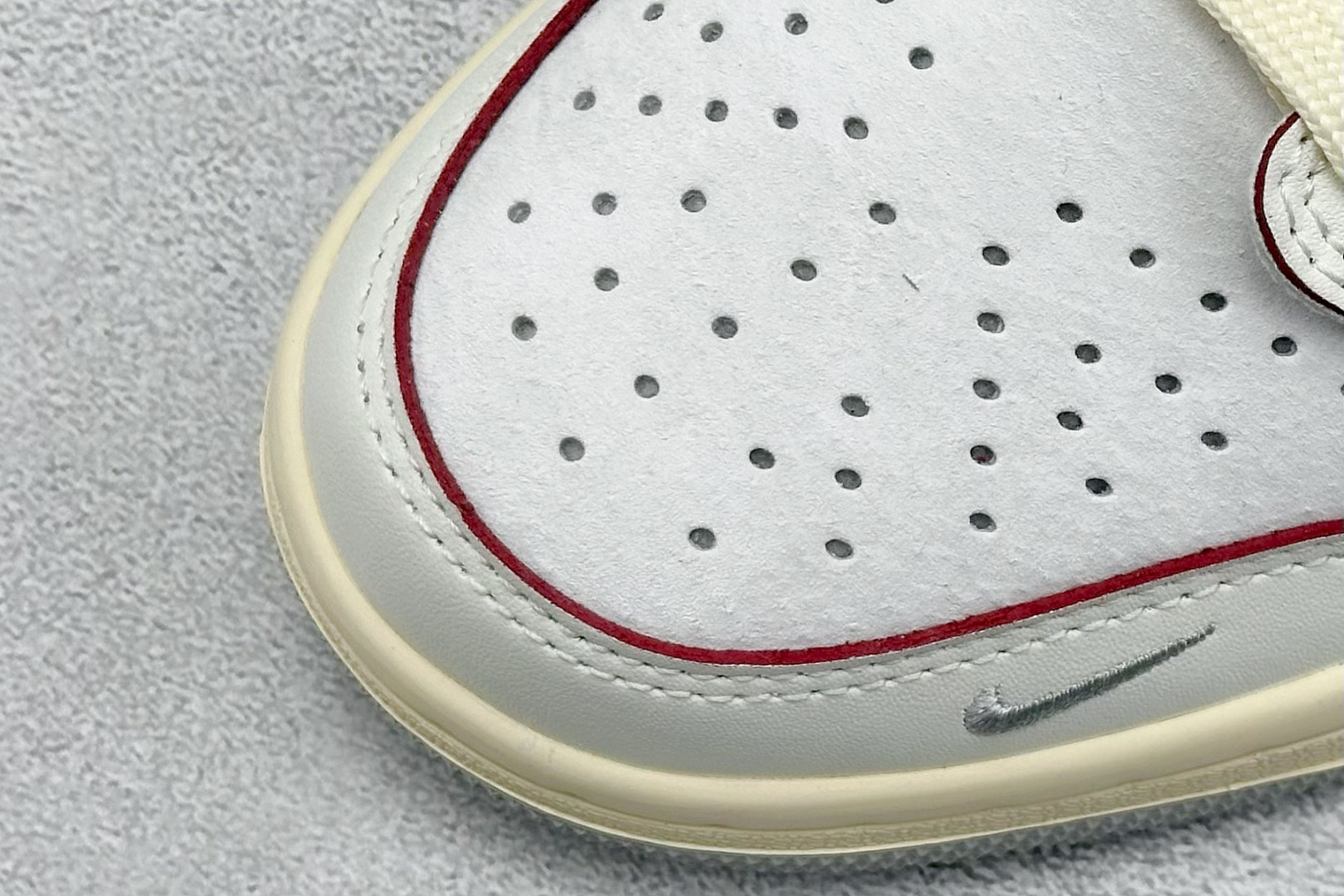 图片[7]-福利特价  Travis Scott x Fragment Design x Air Jordan 1 Low OG SP AJ1 乔1 北面联名 米白透心红 低帮文化休闲板鞋  #多方联名合作融合了Travis Scott 独特的音乐风格，藤原浩个性的设计风格以及Jordan品牌的经典元素 使其成为一双具有独特身份和价值的鞋子 清新而立体的外观加上联名标识更突出了其独特身份 这种配色方案显示出活力和时尚感 在视觉上引人注目 鞋身的质感和细腻的细节处理使其显得高端而格调十足 这款“倒钩”联名是设计与创意完美结合 融合多方的个性风格是一款备受瞩目的潮流鞋款 货号：AG3702-808  尺码：36 36.5 37.5 38 38.5 39 40 40.5 41 42 42.5 43 44 44.5 45-选品中心