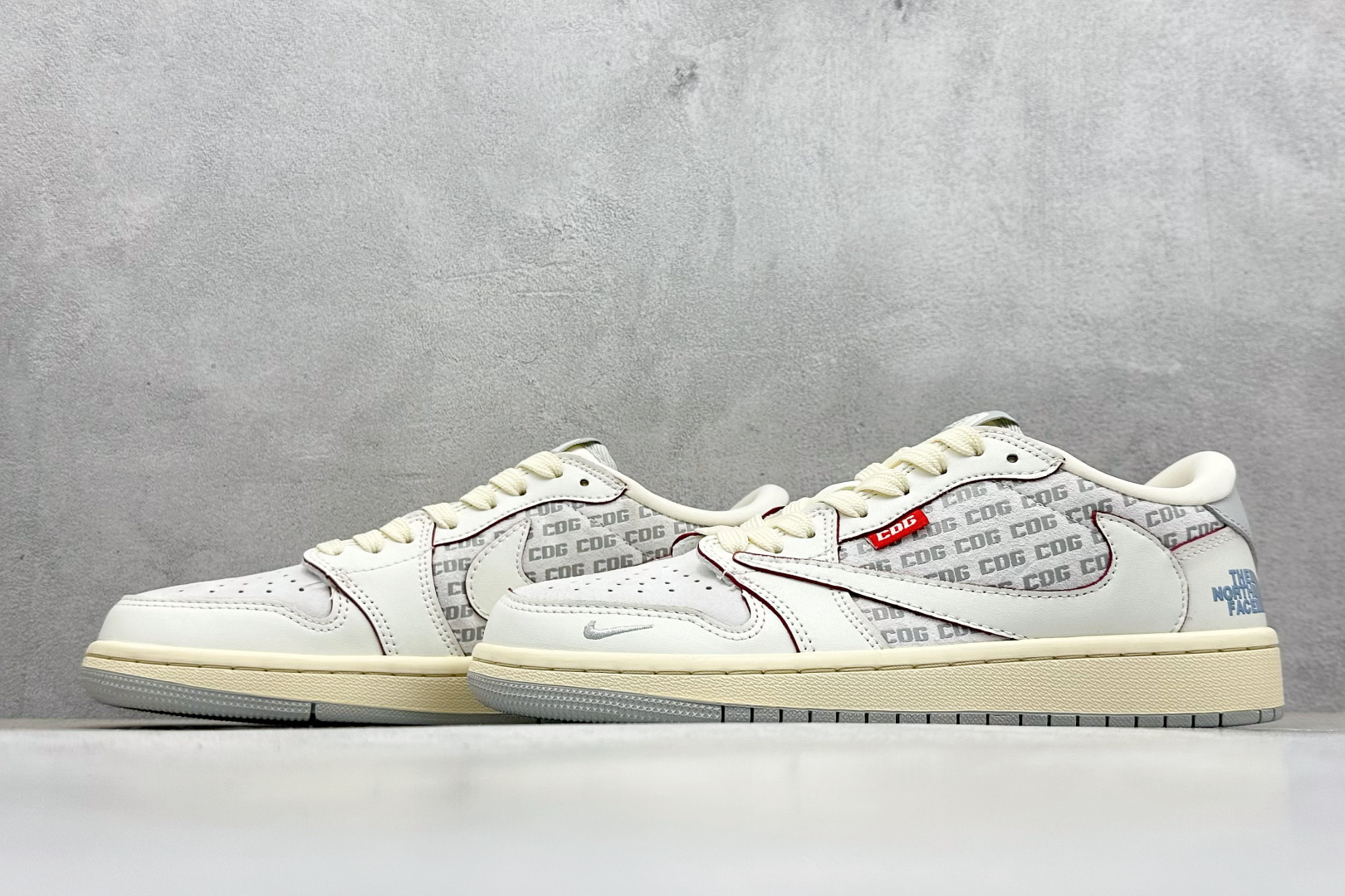 图片[5]-福利特价  Travis Scott x Fragment Design x Air Jordan 1 Low OG SP AJ1 乔1 北面联名 米白透心红 低帮文化休闲板鞋  #多方联名合作融合了Travis Scott 独特的音乐风格，藤原浩个性的设计风格以及Jordan品牌的经典元素 使其成为一双具有独特身份和价值的鞋子 清新而立体的外观加上联名标识更突出了其独特身份 这种配色方案显示出活力和时尚感 在视觉上引人注目 鞋身的质感和细腻的细节处理使其显得高端而格调十足 这款“倒钩”联名是设计与创意完美结合 融合多方的个性风格是一款备受瞩目的潮流鞋款 货号：AG3702-808  尺码：36 36.5 37.5 38 38.5 39 40 40.5 41 42 42.5 43 44 44.5 45-选品中心