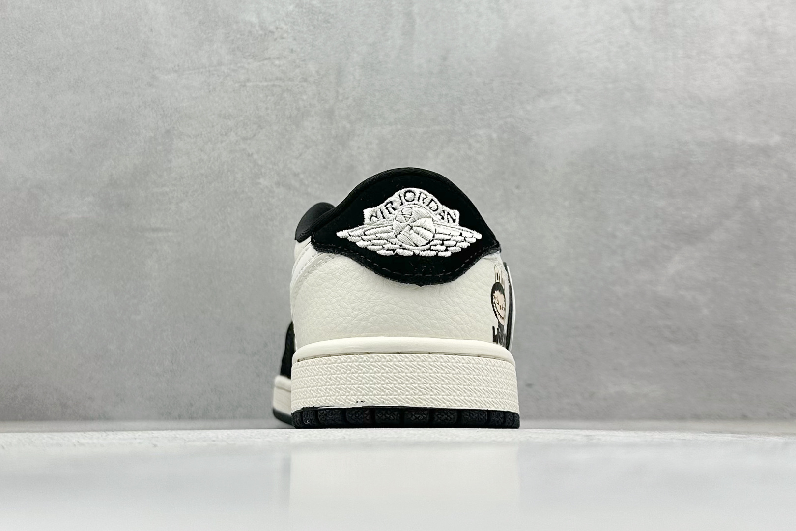 Travis Scott x Nike Air Jordan 1 Low x 拉布布涂鸦 Air Jordan 1 Low 反转黑白拉布布倒钩  XB1979-017