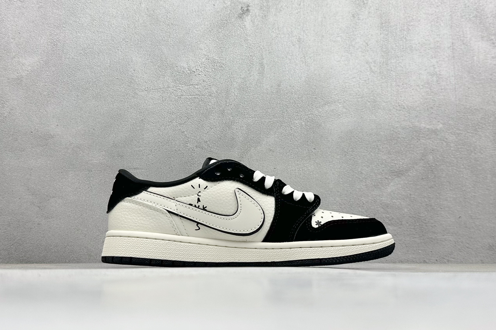 Travis Scott x Nike Air Jordan 1 Low x 拉布布涂鸦 Air Jordan 1 Low 反转黑白拉布布倒钩  XB1979-017