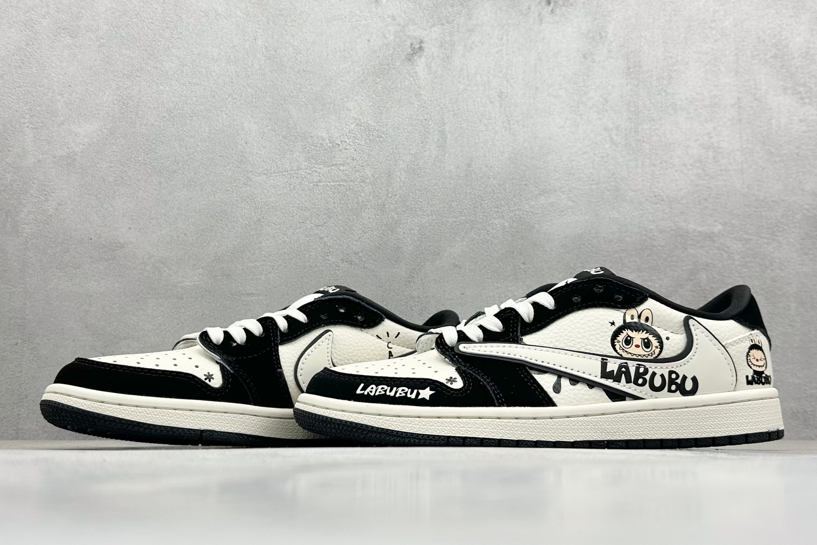 Travis Scott x Nike Air Jordan 1 Low x 拉布布涂鸦 Air Jordan 1 Low 反转黑白拉布布倒钩  XB1979-017
