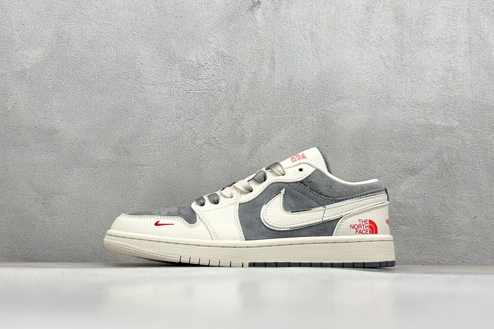 福利特价 
Air Jordan 1 Low 北面联名 高端定制 低帮复古篮球鞋
#定制鞋盒 大厂纯原品