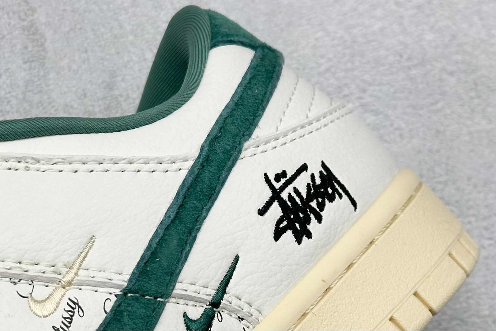 福利特价
Nk SB Dunk Low 斯图西联名 米绿小双勾 周年高端定制 低帮休闲板鞋
#定制鞋盒