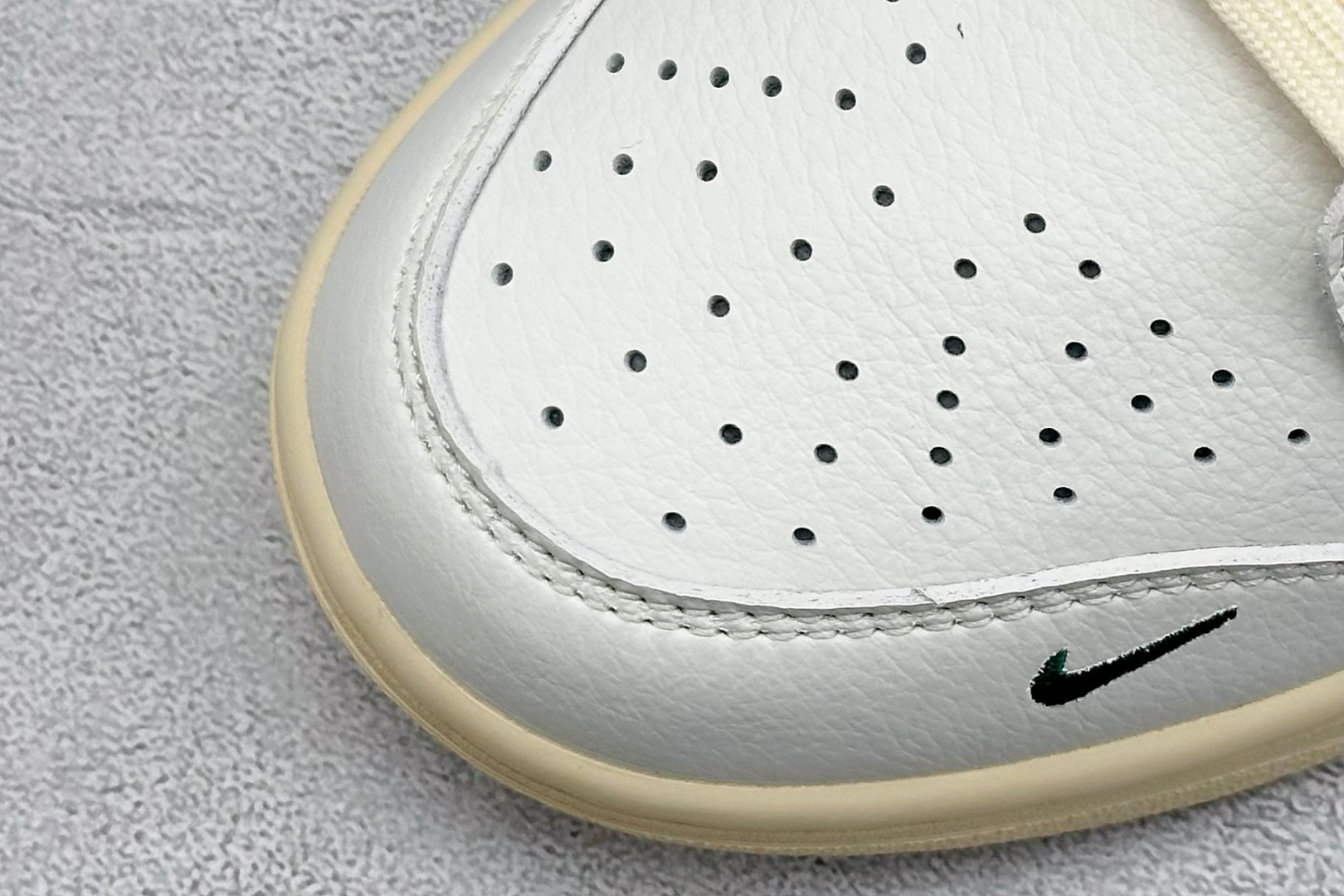 福利特价
Nk SB Dunk Low 斯图西联名 米绿小双勾 周年高端定制 低帮休闲板鞋
#定制鞋盒