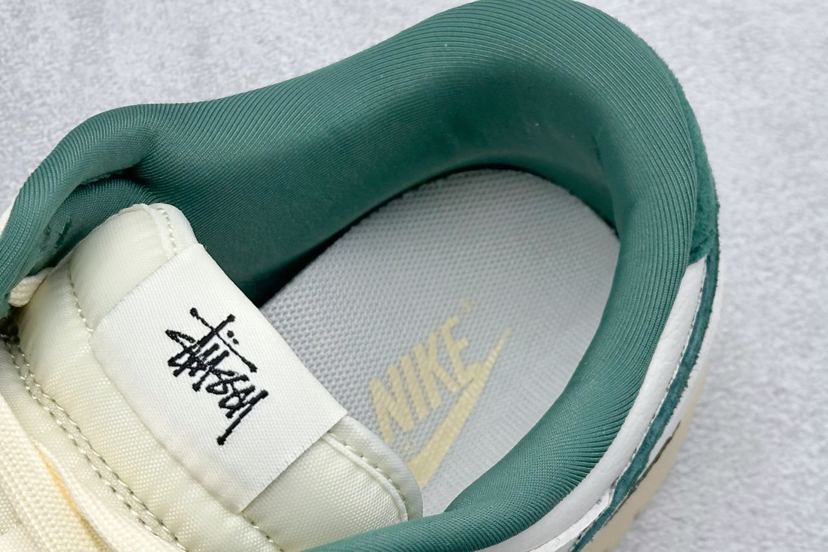福利特价
Nk SB Dunk Low 斯图西联名 米绿小双勾 周年高端定制 低帮休闲板鞋
#定制鞋盒