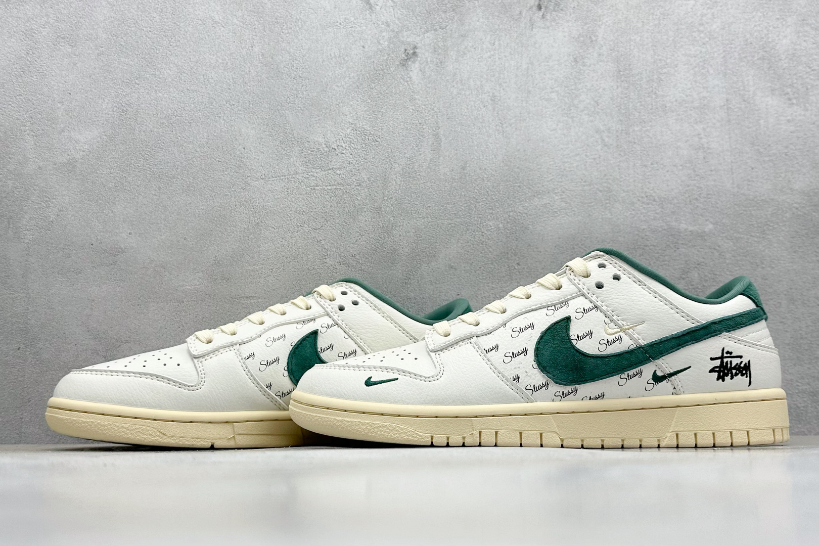 福利特价
Nk SB Dunk Low 斯图西联名 米绿小双勾 周年高端定制 低帮休闲板鞋
#定制鞋盒