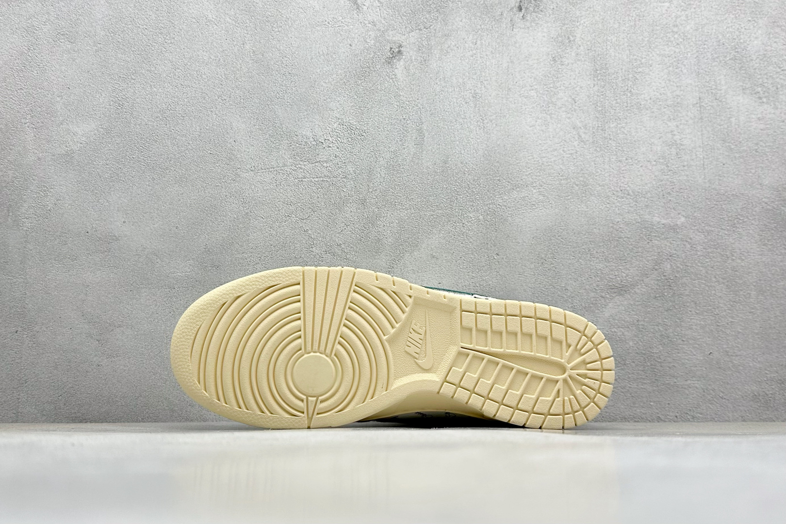 福利特价
Nk SB Dunk Low 斯图西联名 米绿小双勾 周年高端定制 低帮休闲板鞋
#定制鞋盒