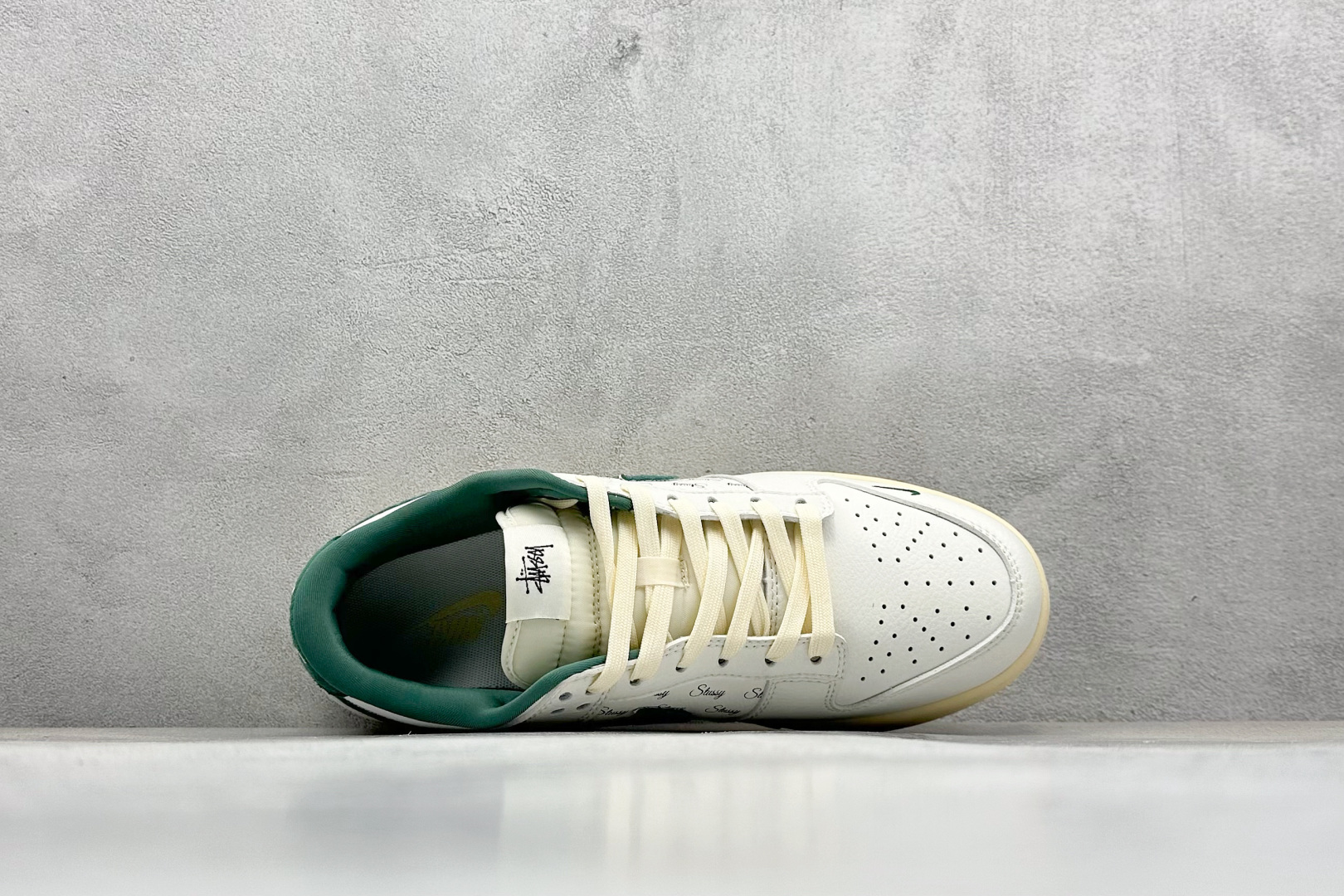 福利特价
Nk SB Dunk Low 斯图西联名 米绿小双勾 周年高端定制 低帮休闲板鞋
#定制鞋盒