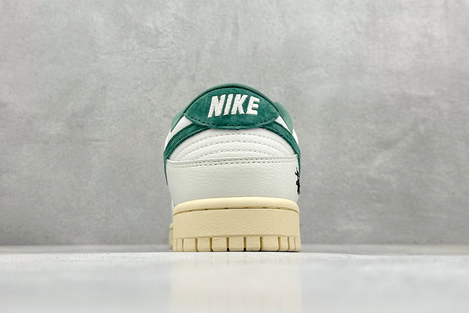 福利特价
Nk SB Dunk Low 斯图西联名 米绿小双勾 周年高端定制 低帮休闲板鞋
#定制鞋盒