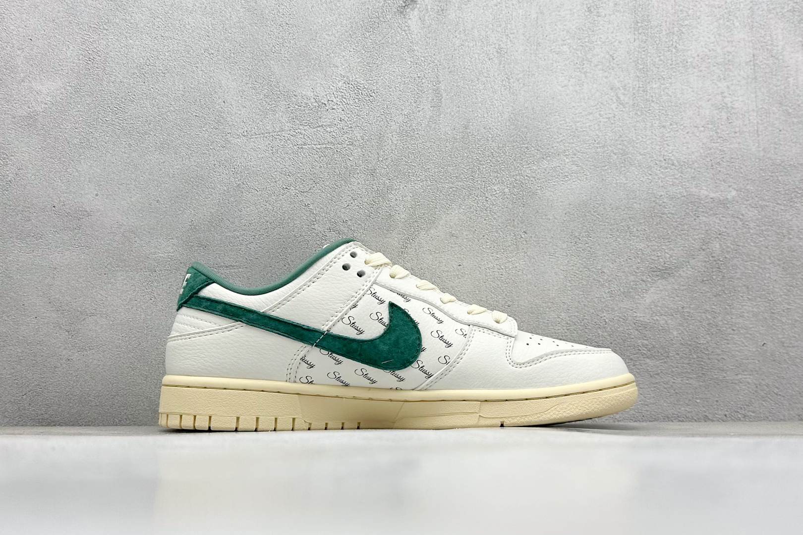 福利特价
Nk SB Dunk Low 斯图西联名 米绿小双勾 周年高端定制 低帮休闲板鞋
#定制鞋盒