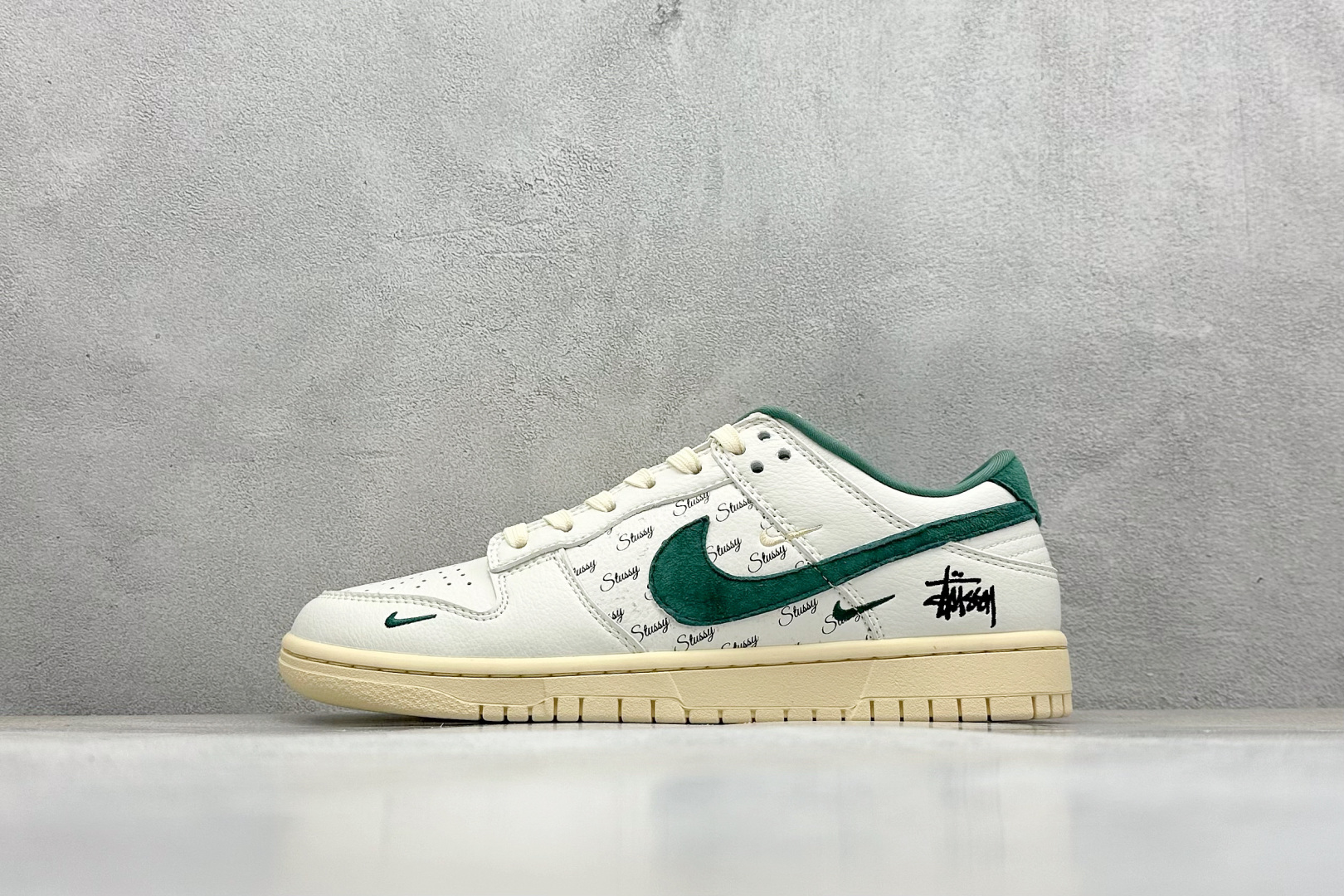 福利特价
Nk SB Dunk Low 斯图西联名 米绿小双勾 周年高端定制 低帮休闲板鞋
#定制鞋盒