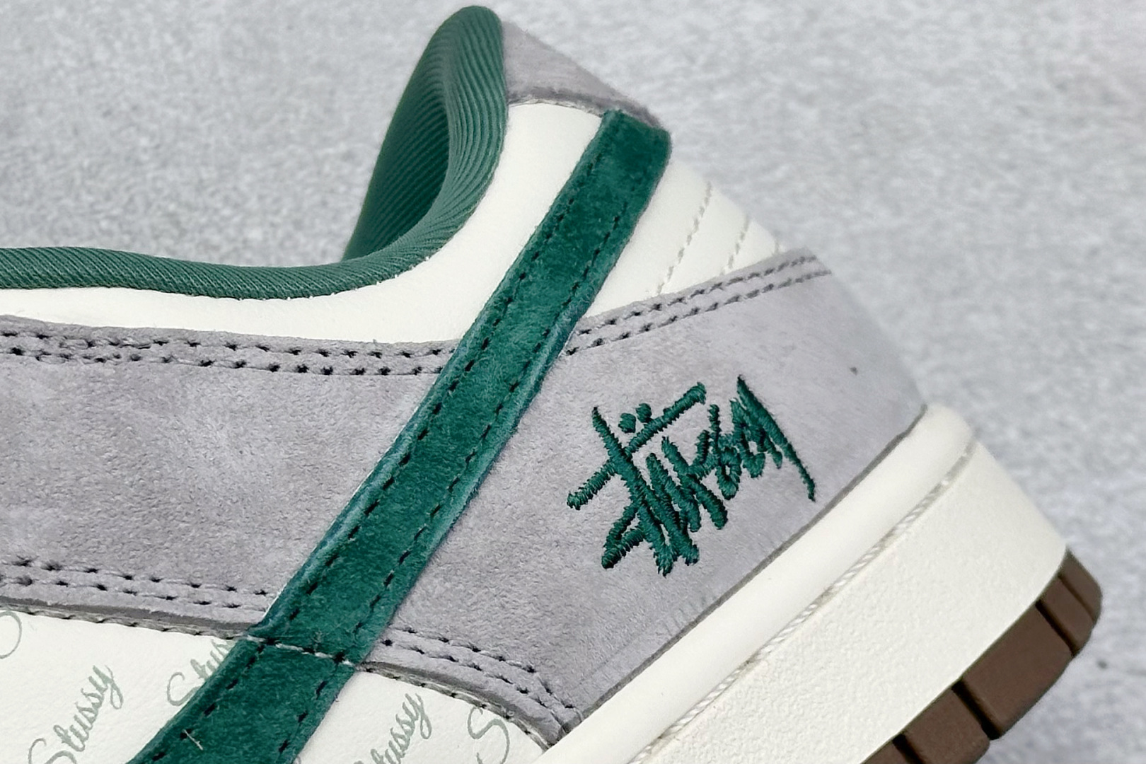 福利特价 
Nk SB Dunk Low 斯图西联名 周年高端定制 低帮休闲板鞋
#定制鞋盒 大厂纯原