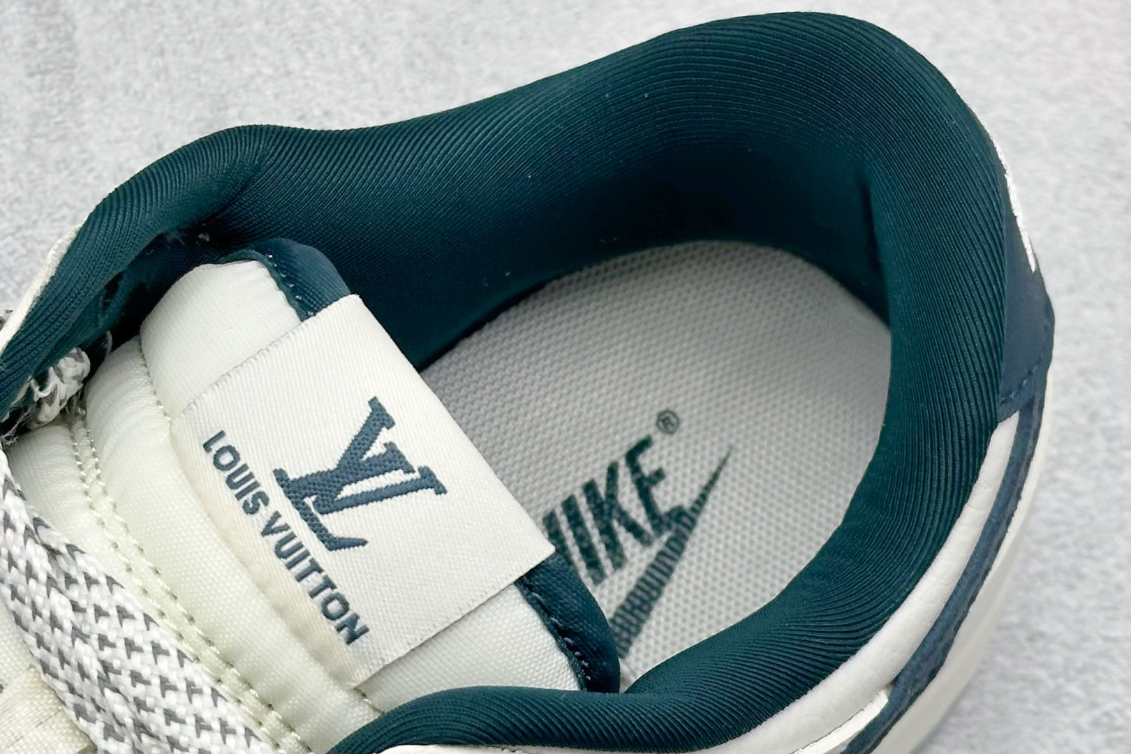 福利特价
Nk SB Dunk Low LV联名 周年高端定制 低帮休闲板鞋
#定制鞋盒 大厂纯原品质