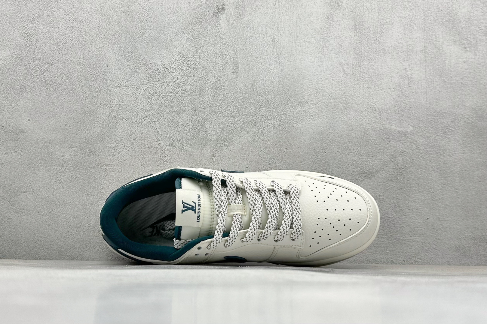 福利特价
Nk SB Dunk Low LV联名 周年高端定制 低帮休闲板鞋
#定制鞋盒 大厂纯原品质
