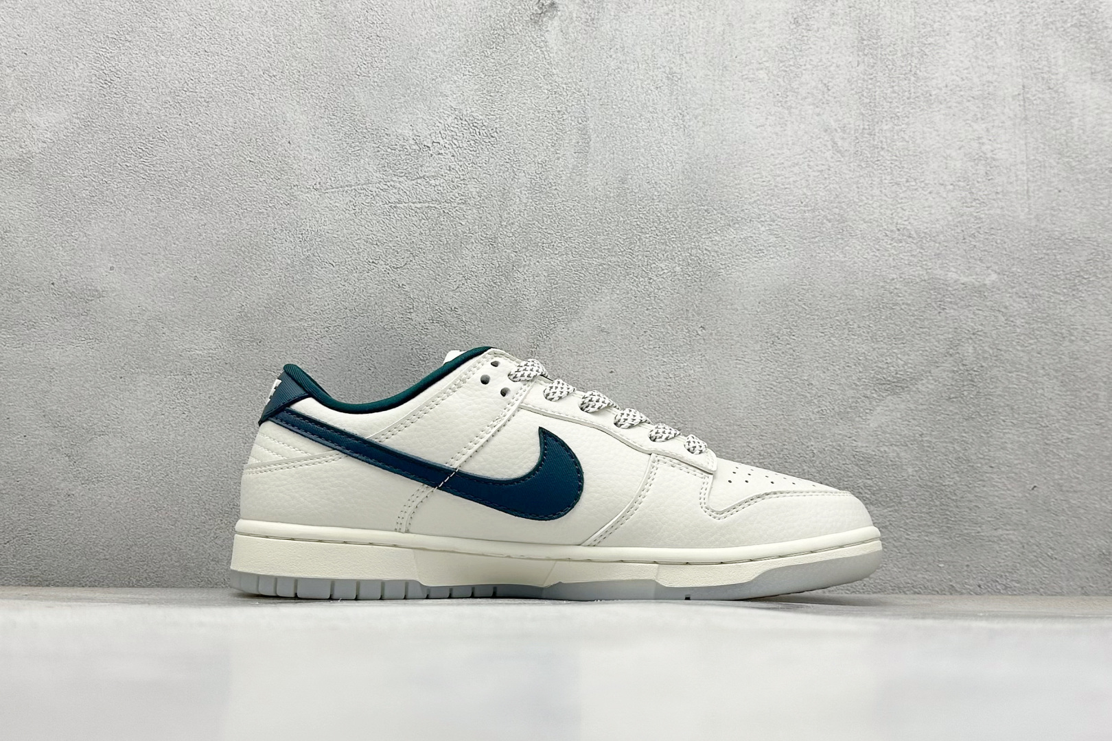 福利特价
Nk SB Dunk Low LV联名 周年高端定制 低帮休闲板鞋
#定制鞋盒 大厂纯原品质