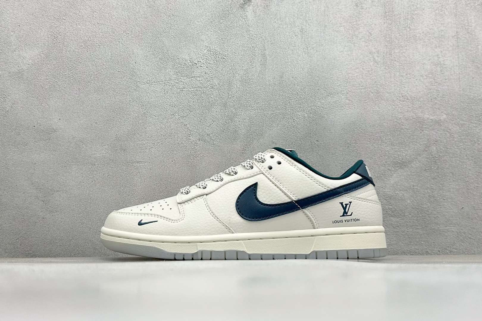 福利特价
Nk SB Dunk Low LV联名 周年高端定制 低帮休闲板鞋
#定制鞋盒 大厂纯原品质