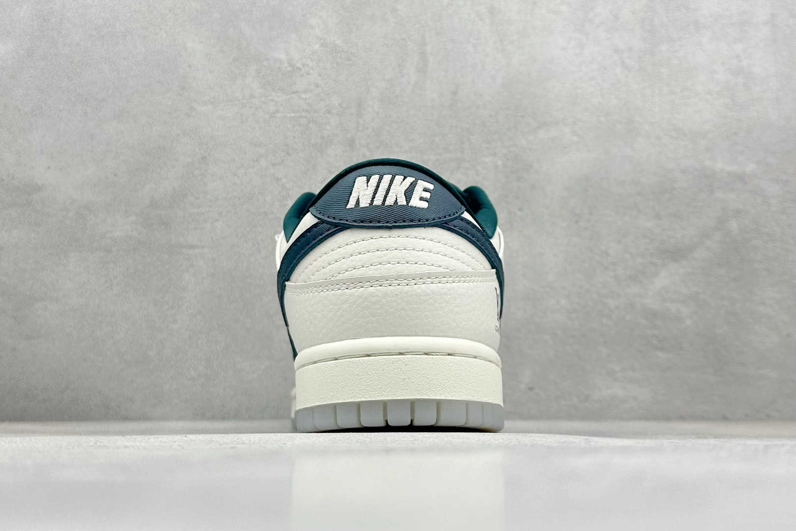 福利特价
Nk SB Dunk Low LV联名 周年高端定制 低帮休闲板鞋
#定制鞋盒 大厂纯原品质