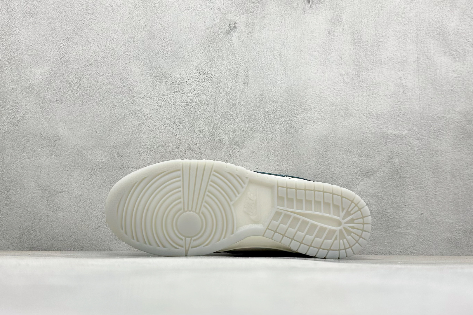 福利特价
Nk SB Dunk Low LV联名 周年高端定制 低帮休闲板鞋
#定制鞋盒 大厂纯原品质