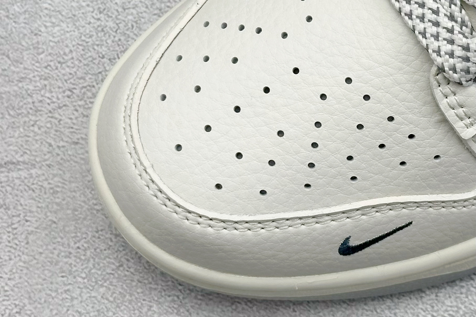 福利特价
Nk SB Dunk Low LV联名 周年高端定制 低帮休闲板鞋
#定制鞋盒 大厂纯原品质