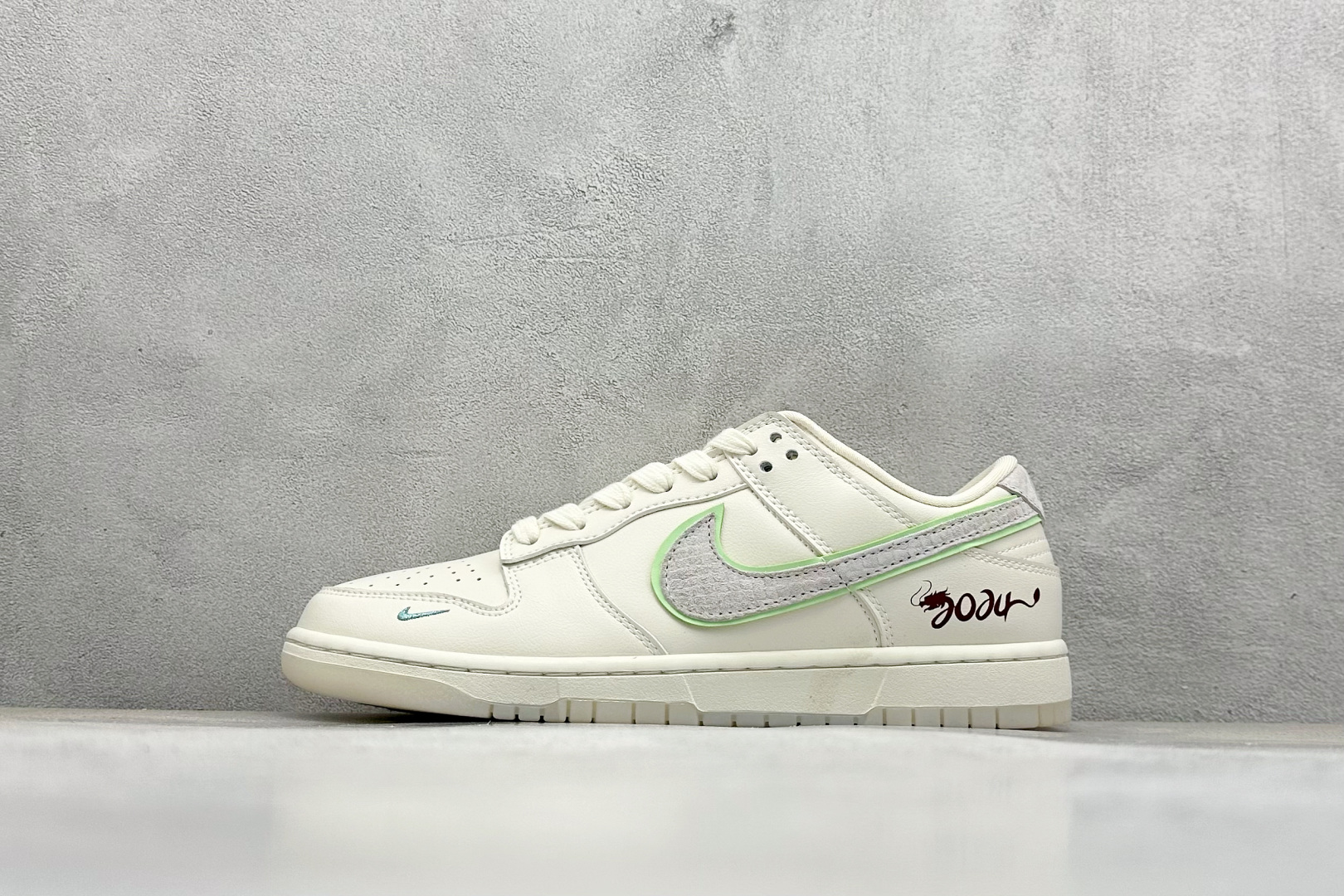 福利特价
Nk SB Dunk Low 龙年限定联名 周年高端定制 低帮休闲板鞋
#定制鞋盒 大厂纯原