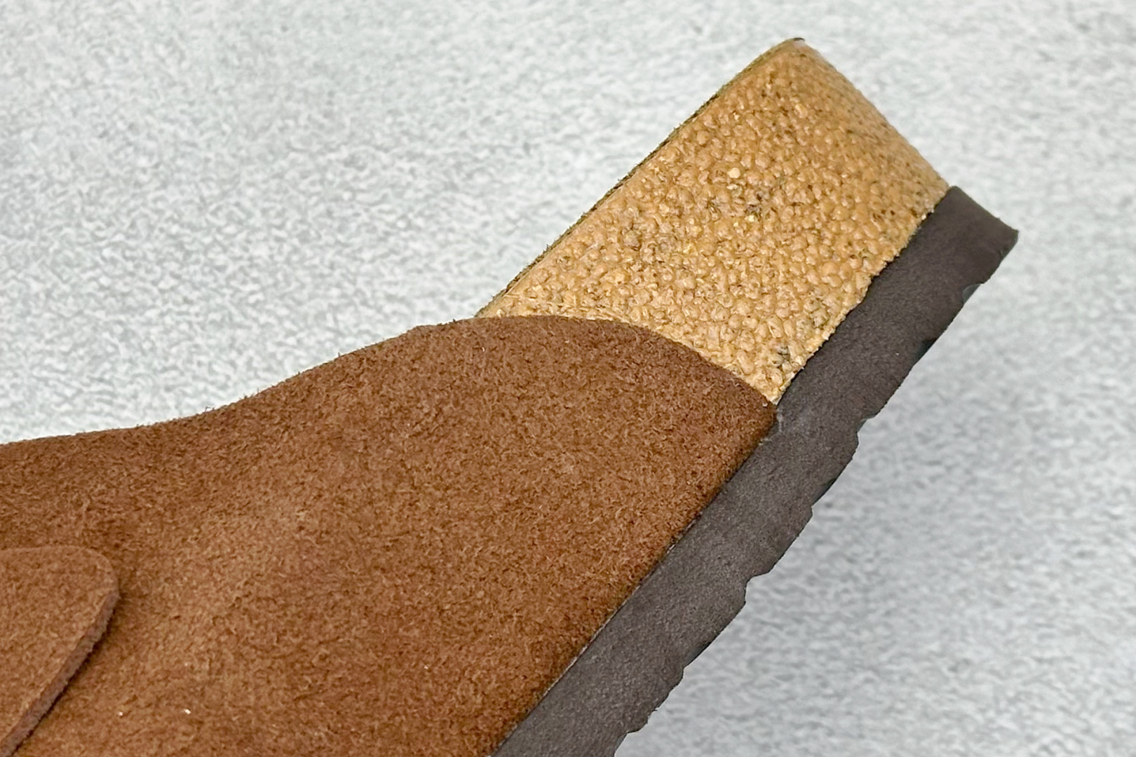 图片[9]-XL版Birkenstock London 博肯 二字拖 凉鞋后跟设计适应多种场景化穿搭出行 皮革绒面时尚休闲平底鞋 牛皮绒面革质地柔软 搭配可调节鞋扣提升穿着舒适度 人体工学设计分散脚部压力 保护脚踝 软木乳胶鞋床具有一定的收缩性 长时间穿着后能贴合脚型 尺码：35-45-选品中心