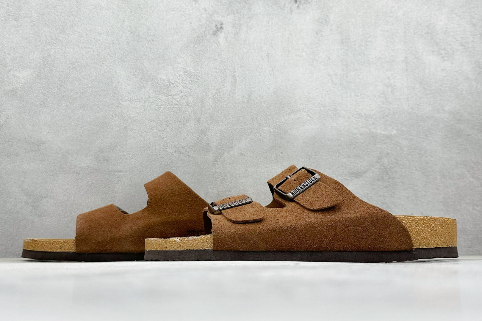 图片[5]-XL版Birkenstock London 博肯 二字拖 凉鞋后跟设计适应多种场景化穿搭出行 皮革绒面时尚休闲平底鞋 牛皮绒面革质地柔软 搭配可调节鞋扣提升穿着舒适度 人体工学设计分散脚部压力 保护脚踝 软木乳胶鞋床具有一定的收缩性 长时间穿着后能贴合脚型 尺码：35-45-选品中心