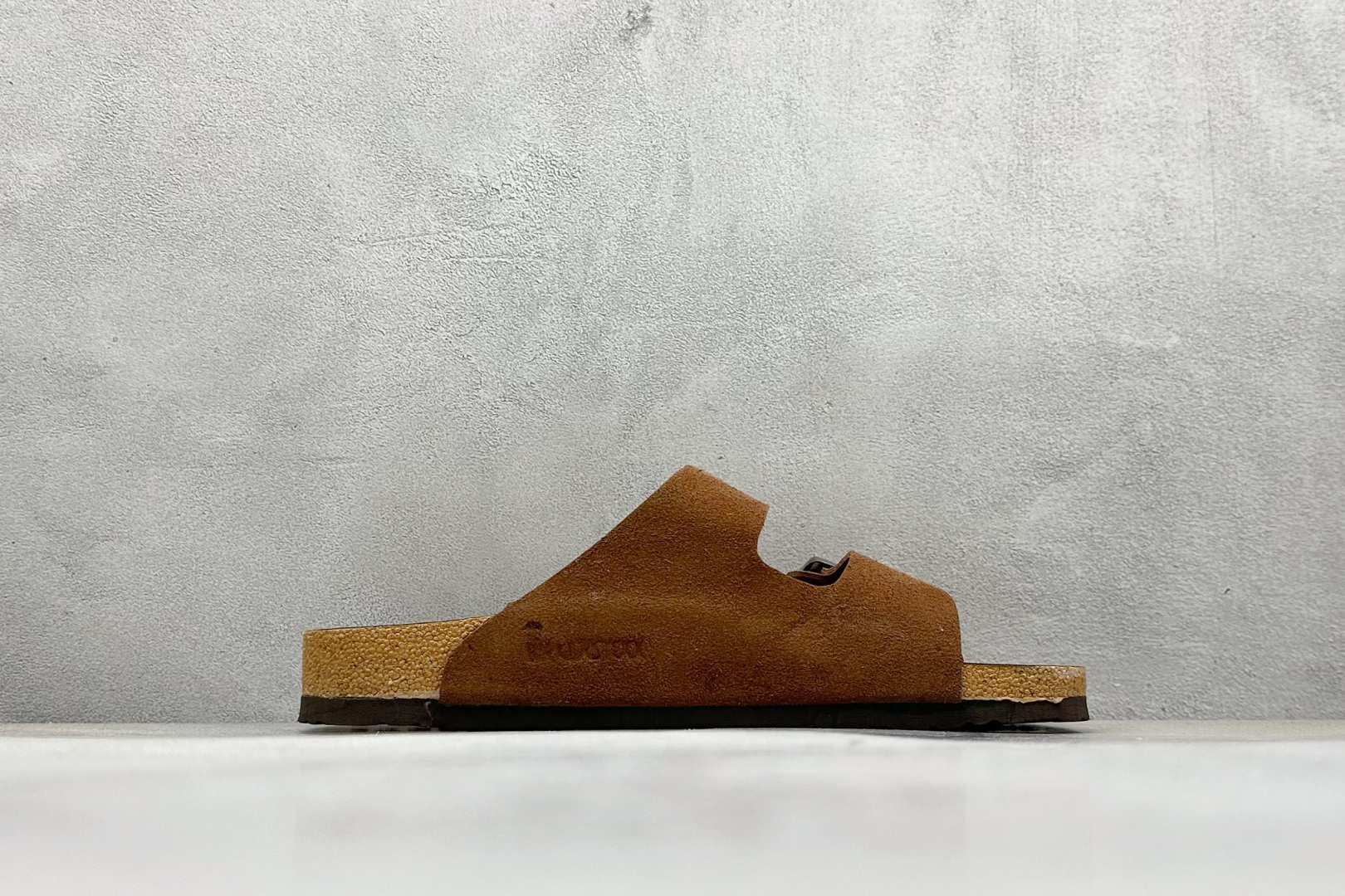 图片[2]-XL版Birkenstock London 博肯 二字拖 凉鞋后跟设计适应多种场景化穿搭出行 皮革绒面时尚休闲平底鞋 牛皮绒面革质地柔软 搭配可调节鞋扣提升穿着舒适度 人体工学设计分散脚部压力 保护脚踝 软木乳胶鞋床具有一定的收缩性 长时间穿着后能贴合脚型 尺码：35-45-选品中心