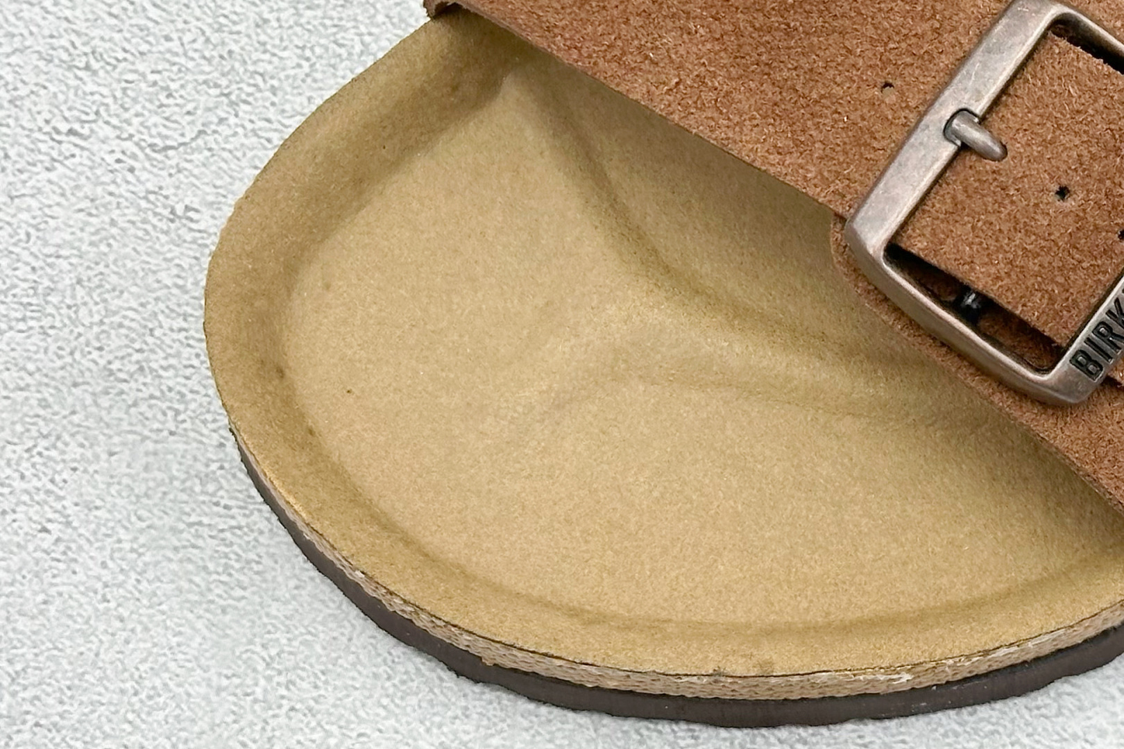 图片[7]-XL版Birkenstock London 博肯 二字拖 凉鞋后跟设计适应多种场景化穿搭出行 皮革绒面时尚休闲平底鞋 牛皮绒面革质地柔软 搭配可调节鞋扣提升穿着舒适度 人体工学设计分散脚部压力 保护脚踝 软木乳胶鞋床具有一定的收缩性 长时间穿着后能贴合脚型 尺码：35-45-选品中心