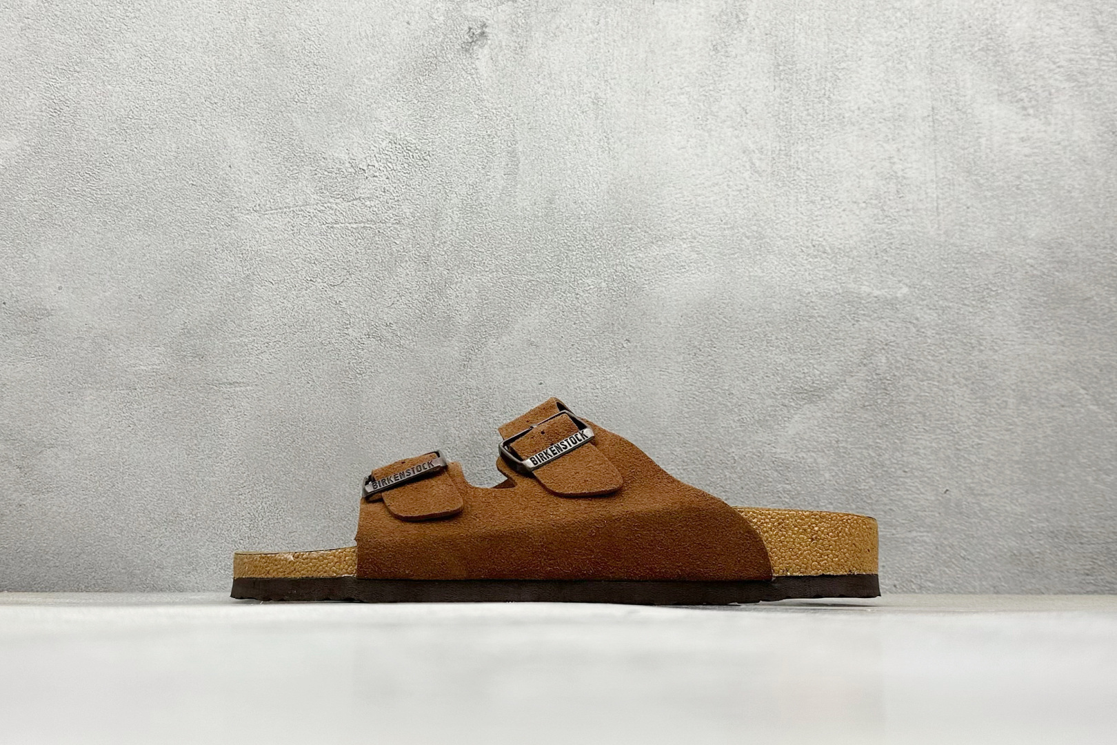 XL版Birkenstock London 博肯 二字拖 凉鞋后跟设计适应多种场景化穿搭出行 皮革绒面时尚休闲平底鞋 牛皮绒面革质地柔软 搭配可调节鞋扣提升穿着舒适度 人体工学设计分散脚部压力 保护脚踝 软木乳胶鞋床具有一定的收缩性 长时间穿着后能贴合脚型 尺码：35-45-选品中心
