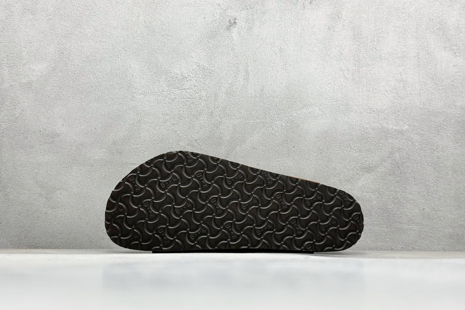 图片[4]-XL版Birkenstock London 博肯 二字拖 凉鞋后跟设计适应多种场景化穿搭出行 皮革绒面时尚休闲平底鞋 牛皮绒面革质地柔软 搭配可调节鞋扣提升穿着舒适度 人体工学设计分散脚部压力 保护脚踝 软木乳胶鞋床具有一定的收缩性 长时间穿着后能贴合脚型 尺码：35-45-选品中心