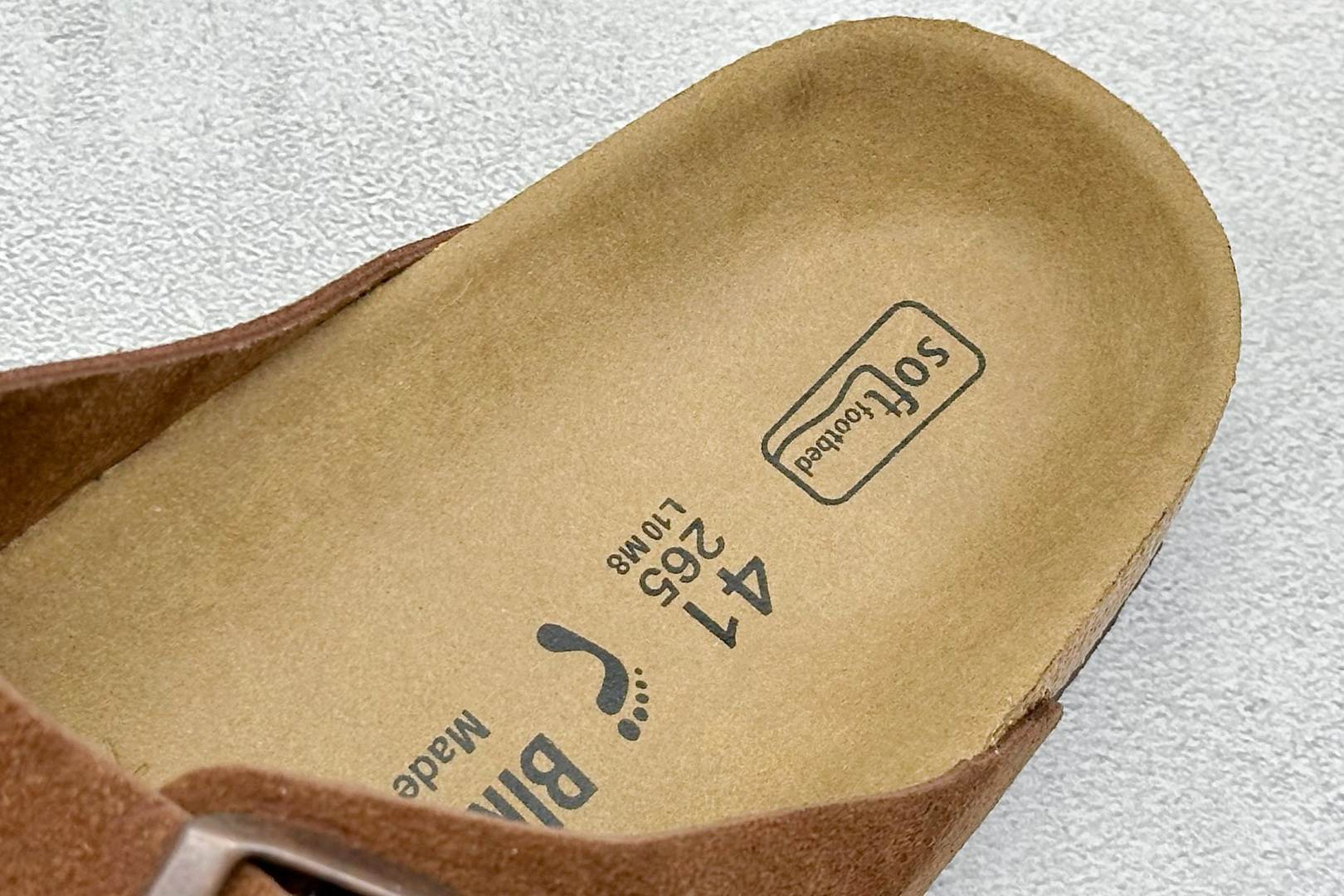 图片[8]-XL版Birkenstock London 博肯 二字拖 凉鞋后跟设计适应多种场景化穿搭出行 皮革绒面时尚休闲平底鞋 牛皮绒面革质地柔软 搭配可调节鞋扣提升穿着舒适度 人体工学设计分散脚部压力 保护脚踝 软木乳胶鞋床具有一定的收缩性 长时间穿着后能贴合脚型 尺码：35-45-选品中心