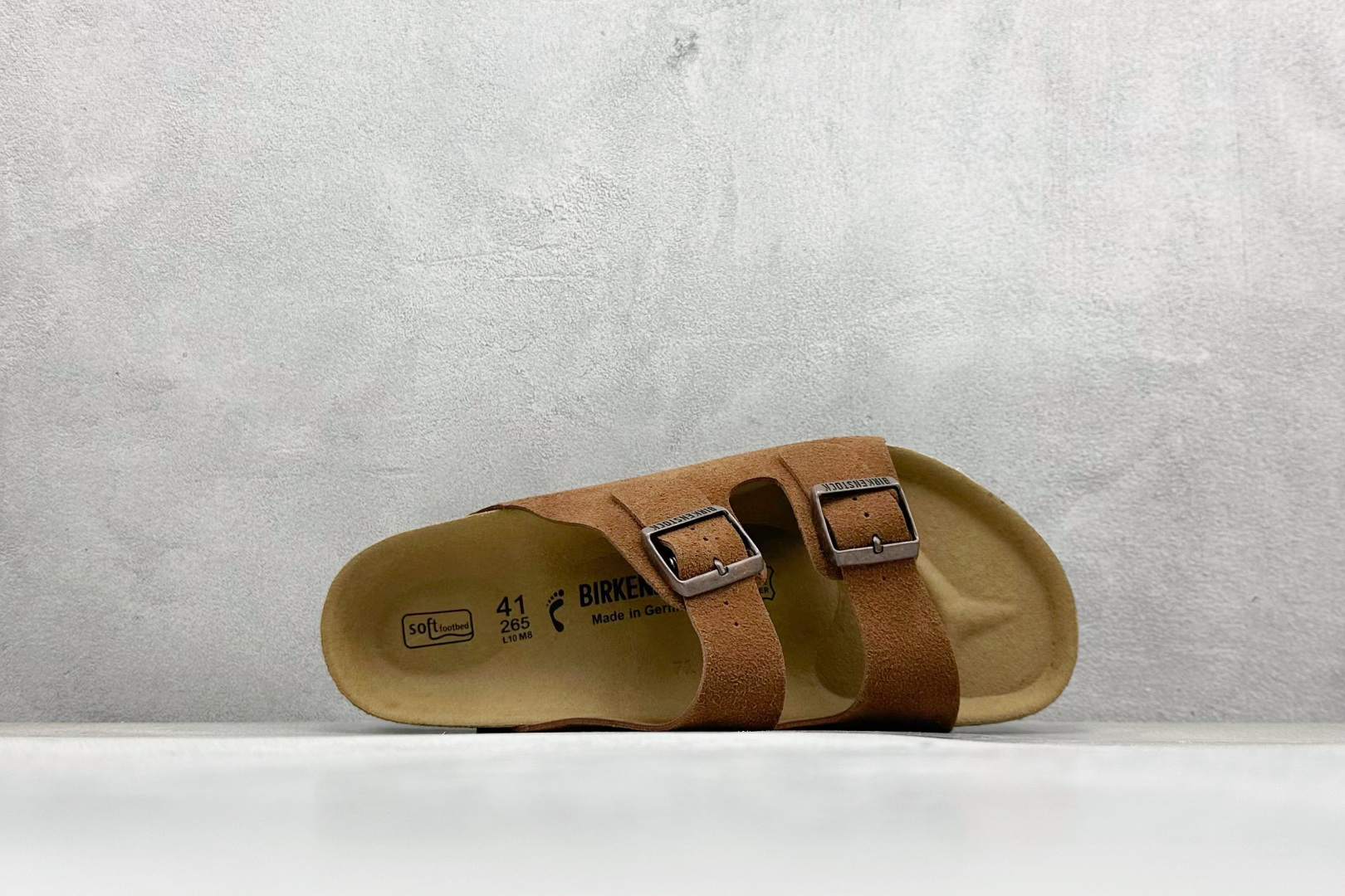 图片[3]-XL版Birkenstock London 博肯 二字拖 凉鞋后跟设计适应多种场景化穿搭出行 皮革绒面时尚休闲平底鞋 牛皮绒面革质地柔软 搭配可调节鞋扣提升穿着舒适度 人体工学设计分散脚部压力 保护脚踝 软木乳胶鞋床具有一定的收缩性 长时间穿着后能贴合脚型 尺码：35-45-选品中心