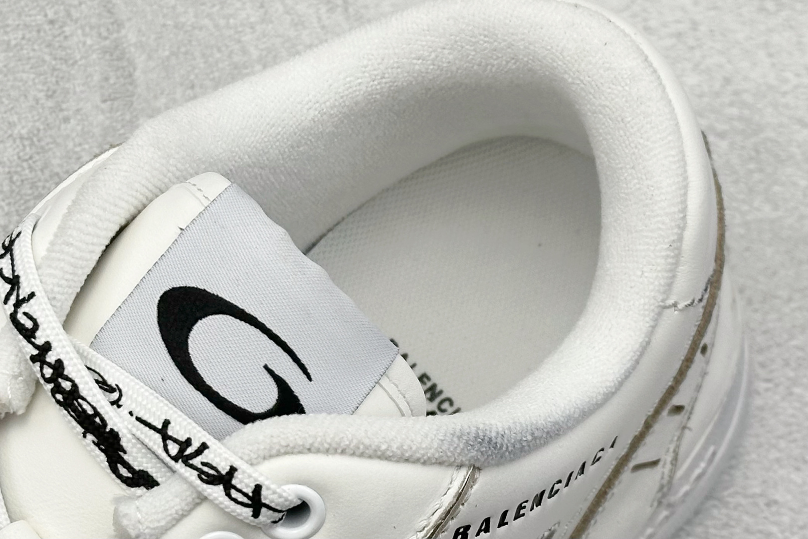 图片[8]-OK版Balenciaga Hamptons Worn-Out 巴黎世家十八18代 涤纶（聚酯纤维）牛皮革 圆头系带 低帮 生活休闲鞋板鞋 S2纯原生产线出品全套原纸板楦头开发 最原汁原味的灵魂版型 全鞋荧光划线卡点 胶水把控整洁度追求极致完美 每一双都是工艺品 多重QC质检 超越公司货的品控标准 实实在在的免检产品 原盒原配 正确字体电绣 粗细、位置、大小正确 侧边TPU 透气孔匹配意产原版 正确分离大底 TPU软底 原版一致大底LOGO 立体感十足 原厂皮料水洗做旧 采购原厂网纱 偏大一码 尺码：35 36 37 38 39 40 41 42 43 44 45 46-选品中心