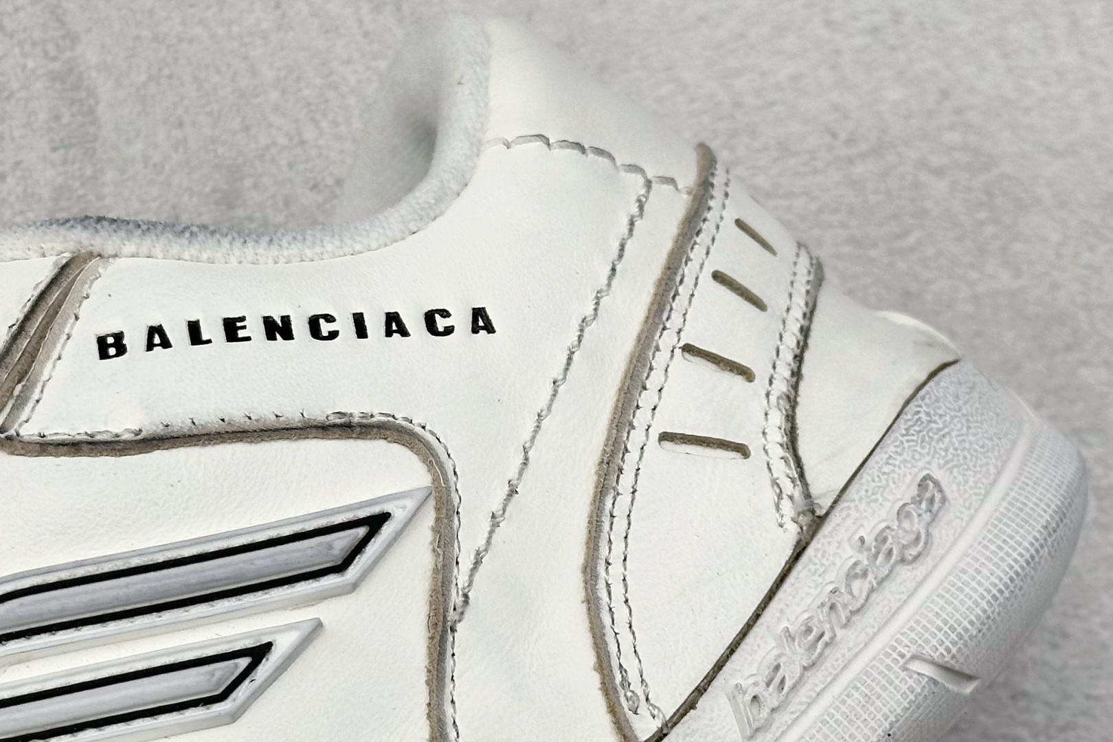 图片[9]-OK版Balenciaga Hamptons Worn-Out 巴黎世家十八18代 涤纶（聚酯纤维）牛皮革 圆头系带 低帮 生活休闲鞋板鞋 S2纯原生产线出品全套原纸板楦头开发 最原汁原味的灵魂版型 全鞋荧光划线卡点 胶水把控整洁度追求极致完美 每一双都是工艺品 多重QC质检 超越公司货的品控标准 实实在在的免检产品 原盒原配 正确字体电绣 粗细、位置、大小正确 侧边TPU 透气孔匹配意产原版 正确分离大底 TPU软底 原版一致大底LOGO 立体感十足 原厂皮料水洗做旧 采购原厂网纱 偏大一码 尺码：35 36 37 38 39 40 41 42 43 44 45 46-选品中心