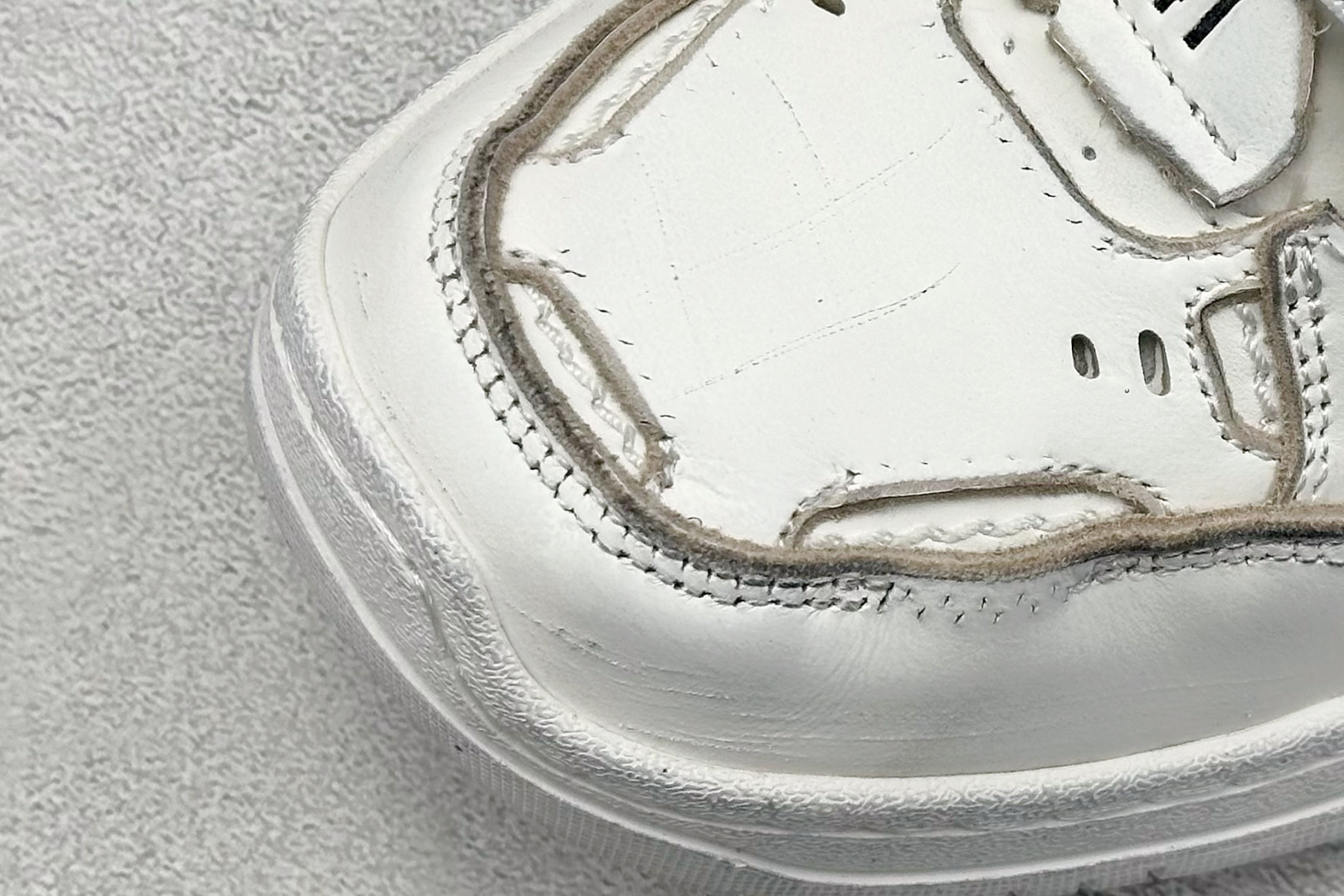 图片[7]-OK版Balenciaga Hamptons Worn-Out 巴黎世家十八18代 涤纶（聚酯纤维）牛皮革 圆头系带 低帮 生活休闲鞋板鞋 S2纯原生产线出品全套原纸板楦头开发 最原汁原味的灵魂版型 全鞋荧光划线卡点 胶水把控整洁度追求极致完美 每一双都是工艺品 多重QC质检 超越公司货的品控标准 实实在在的免检产品 原盒原配 正确字体电绣 粗细、位置、大小正确 侧边TPU 透气孔匹配意产原版 正确分离大底 TPU软底 原版一致大底LOGO 立体感十足 原厂皮料水洗做旧 采购原厂网纱 偏大一码 尺码：35 36 37 38 39 40 41 42 43 44 45 46-选品中心