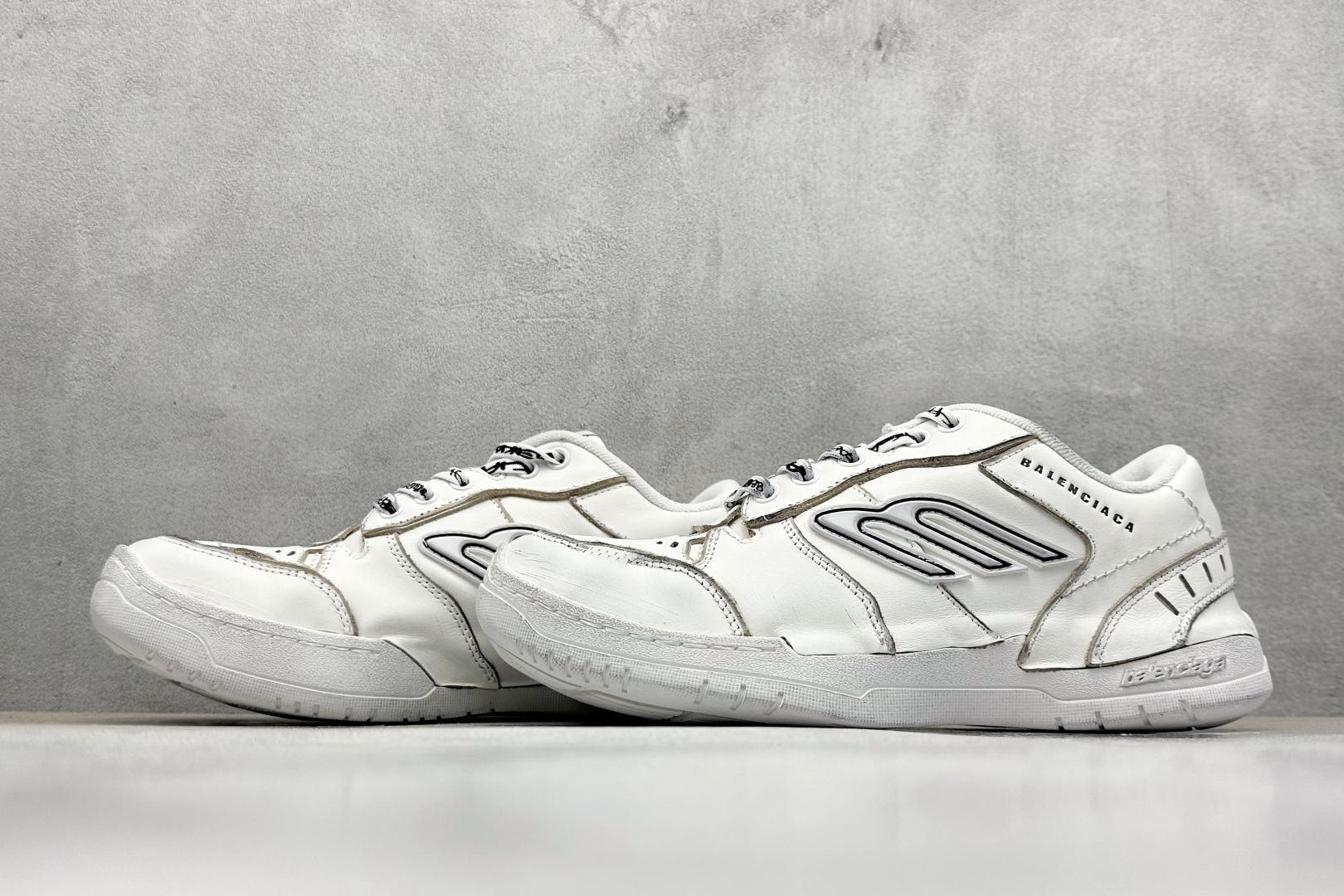 图片[5]-OK版Balenciaga Hamptons Worn-Out 巴黎世家十八18代 涤纶（聚酯纤维）牛皮革 圆头系带 低帮 生活休闲鞋板鞋 S2纯原生产线出品全套原纸板楦头开发 最原汁原味的灵魂版型 全鞋荧光划线卡点 胶水把控整洁度追求极致完美 每一双都是工艺品 多重QC质检 超越公司货的品控标准 实实在在的免检产品 原盒原配 正确字体电绣 粗细、位置、大小正确 侧边TPU 透气孔匹配意产原版 正确分离大底 TPU软底 原版一致大底LOGO 立体感十足 原厂皮料水洗做旧 采购原厂网纱 偏大一码 尺码：35 36 37 38 39 40 41 42 43 44 45 46-选品中心