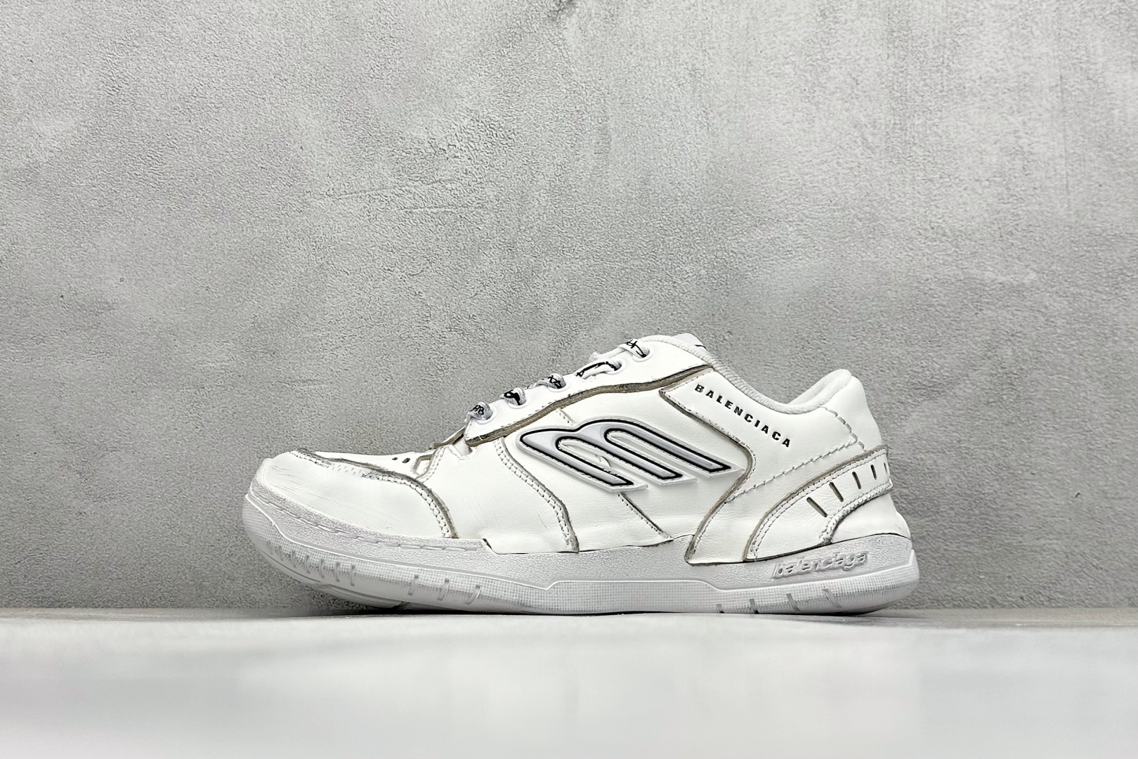 OK版Balenciaga Hamptons Worn-Out 巴黎世家十八18代 涤纶（聚酯纤维）牛皮革 圆头系带 低帮 生活休闲鞋板鞋 S2纯原生产线出品全套原纸板楦头开发 最原汁原味的灵魂版型 全鞋荧光划线卡点 胶水把控整洁度追求极致完美 每一双都是工艺品 多重QC质检 超越公司货的品控标准 实实在在的免检产品 原盒原配 正确字体电绣 粗细、位置、大小正确 侧边TPU 透气孔匹配意产原版 正确分离大底 TPU软底 原版一致大底LOGO 立体感十足 原厂皮料水洗做旧 采购原厂网纱 偏大一码 尺码：35 36 37 38 39 40 41 42 43 44 45 46-选品中心