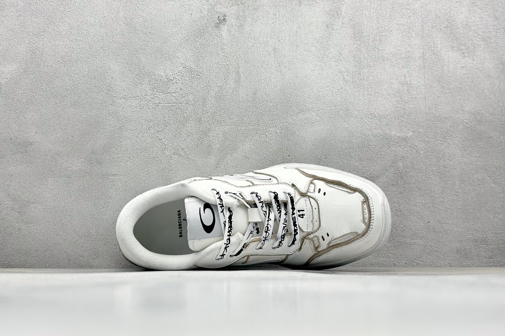 图片[3]-OK版Balenciaga Hamptons Worn-Out 巴黎世家十八18代 涤纶（聚酯纤维）牛皮革 圆头系带 低帮 生活休闲鞋板鞋 S2纯原生产线出品全套原纸板楦头开发 最原汁原味的灵魂版型 全鞋荧光划线卡点 胶水把控整洁度追求极致完美 每一双都是工艺品 多重QC质检 超越公司货的品控标准 实实在在的免检产品 原盒原配 正确字体电绣 粗细、位置、大小正确 侧边TPU 透气孔匹配意产原版 正确分离大底 TPU软底 原版一致大底LOGO 立体感十足 原厂皮料水洗做旧 采购原厂网纱 偏大一码 尺码：35 36 37 38 39 40 41 42 43 44 45 46-选品中心