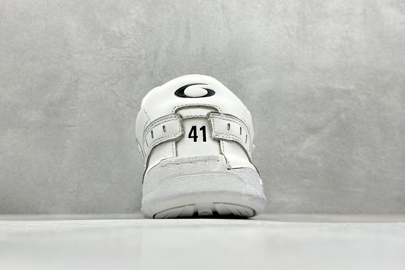 图片[6]-OK版Balenciaga Hamptons Worn-Out 巴黎世家十八18代 涤纶（聚酯纤维）牛皮革 圆头系带 低帮 生活休闲鞋板鞋 S2纯原生产线出品全套原纸板楦头开发 最原汁原味的灵魂版型 全鞋荧光划线卡点 胶水把控整洁度追求极致完美 每一双都是工艺品 多重QC质检 超越公司货的品控标准 实实在在的免检产品 原盒原配 正确字体电绣 粗细、位置、大小正确 侧边TPU 透气孔匹配意产原版 正确分离大底 TPU软底 原版一致大底LOGO 立体感十足 原厂皮料水洗做旧 采购原厂网纱 偏大一码 尺码：35 36 37 38 39 40 41 42 43 44 45 46-选品中心