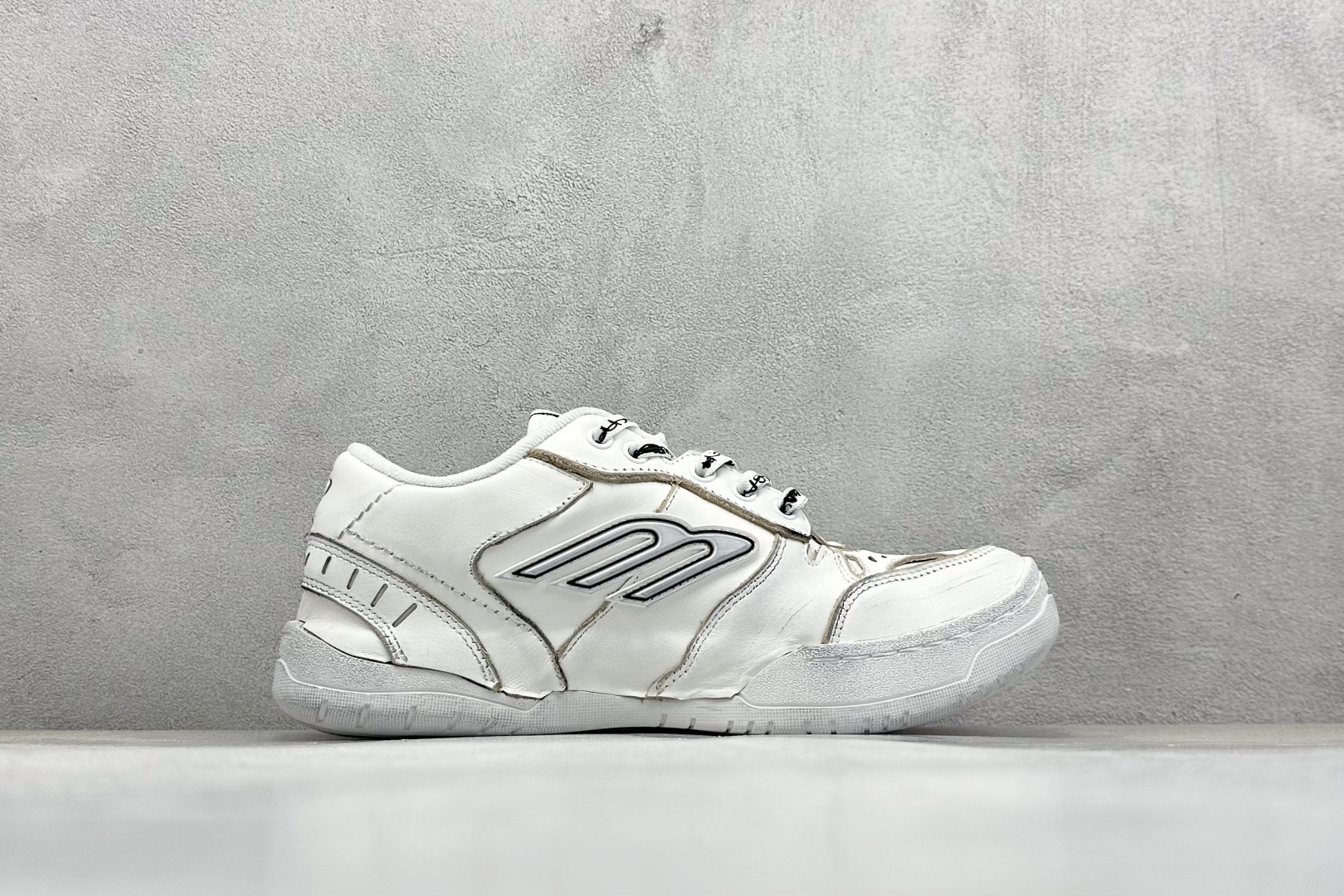 图片[2]-OK版Balenciaga Hamptons Worn-Out 巴黎世家十八18代 涤纶（聚酯纤维）牛皮革 圆头系带 低帮 生活休闲鞋板鞋 S2纯原生产线出品全套原纸板楦头开发 最原汁原味的灵魂版型 全鞋荧光划线卡点 胶水把控整洁度追求极致完美 每一双都是工艺品 多重QC质检 超越公司货的品控标准 实实在在的免检产品 原盒原配 正确字体电绣 粗细、位置、大小正确 侧边TPU 透气孔匹配意产原版 正确分离大底 TPU软底 原版一致大底LOGO 立体感十足 原厂皮料水洗做旧 采购原厂网纱 偏大一码 尺码：35 36 37 38 39 40 41 42 43 44 45 46-选品中心